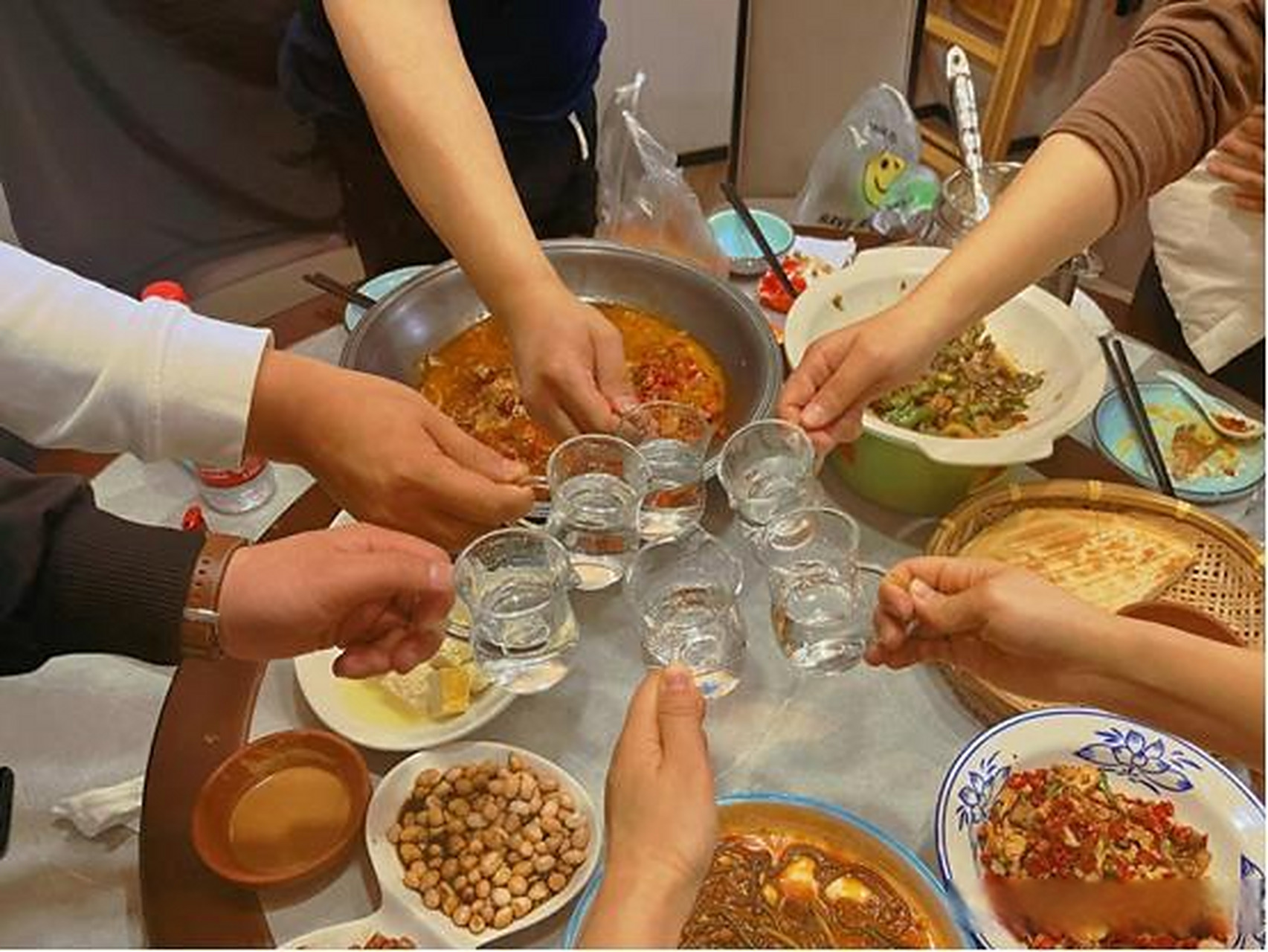 握拳敲桌 酒桌上长辈给你倒酒时,五指握拳轻轻敲击三下桌子,向长辈