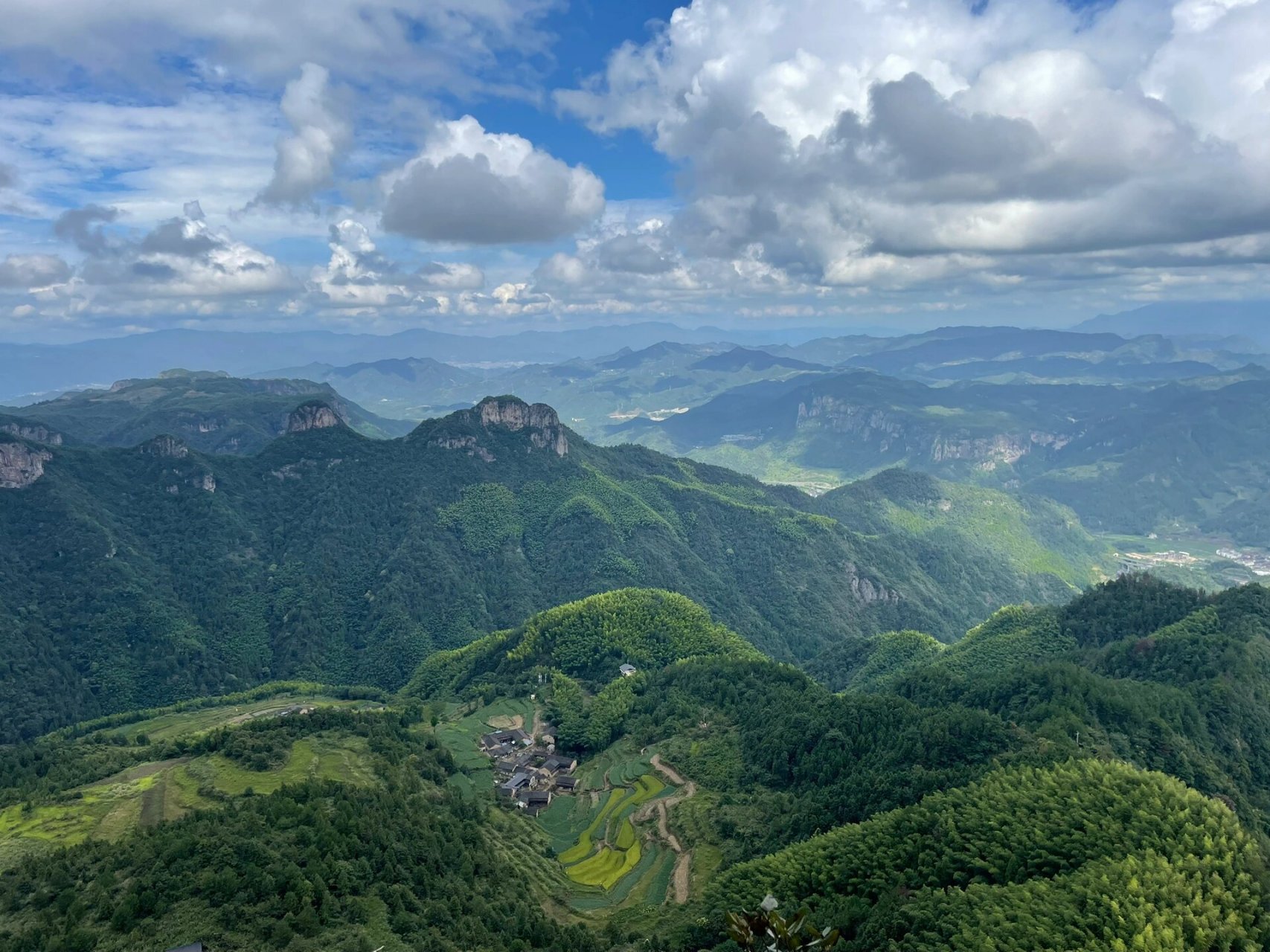 秋天第一场徒步|台州公盂岩 导航01:前坑村(仙居) 风景:7分/10 建议