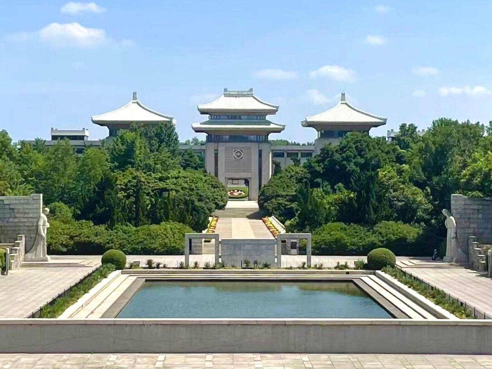 雨花台烈士纪念馆位于南京市雨花台区雨花台烈士陵园南端的任家山上