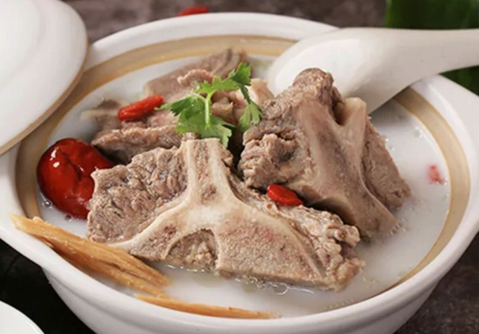 当归沙参炖牛脊骨汤 tips:牛脊骨最好切的露出骨髓,这样更容易熬出里