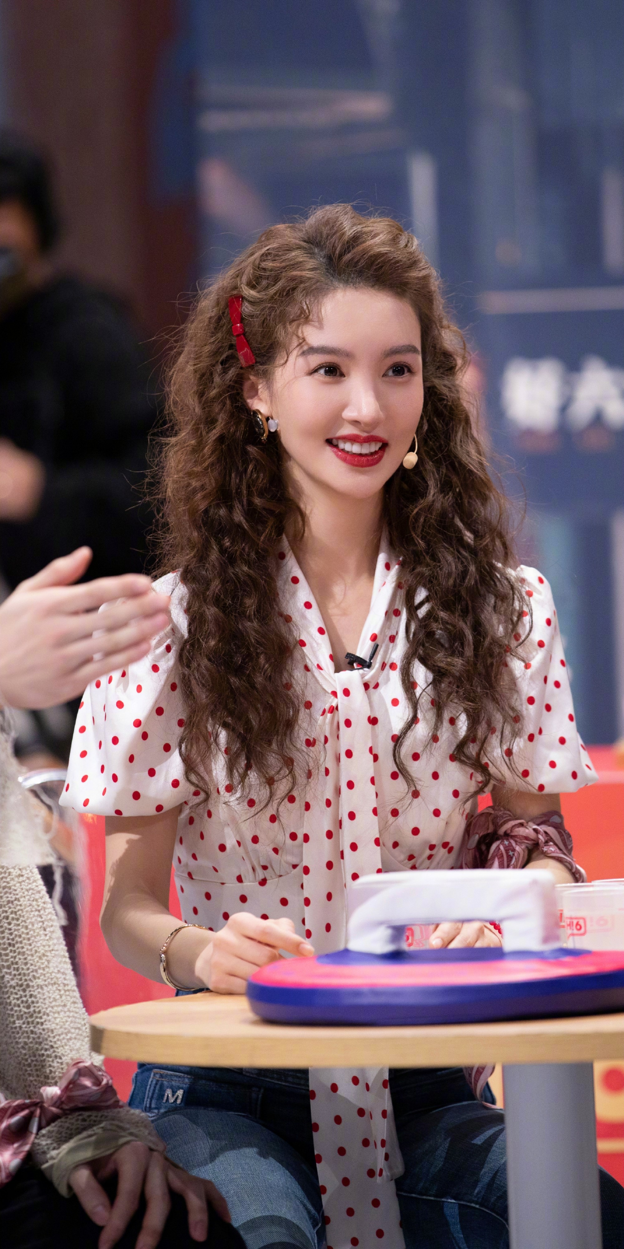 金晨的羊毛卷造型好甜好美