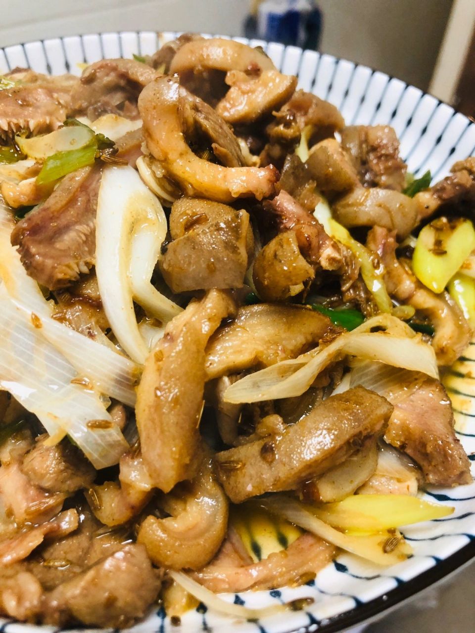 葱爆羊脸 最近羊了个羊有点恼火,吃个羊脸解解压羊脸是半熟的,拿回来