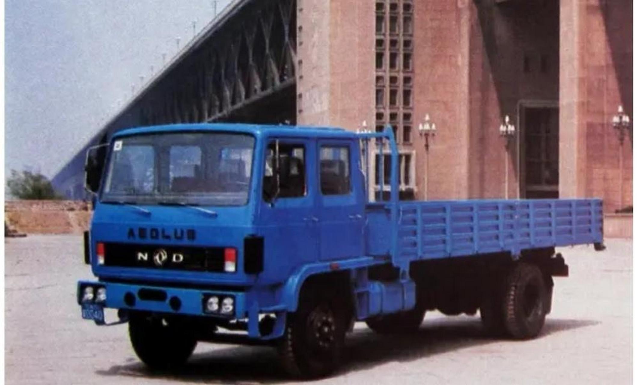 90年代初的南京5吨半东风eq1116g18d和6吨级的杭州hz1110f,两款很像的