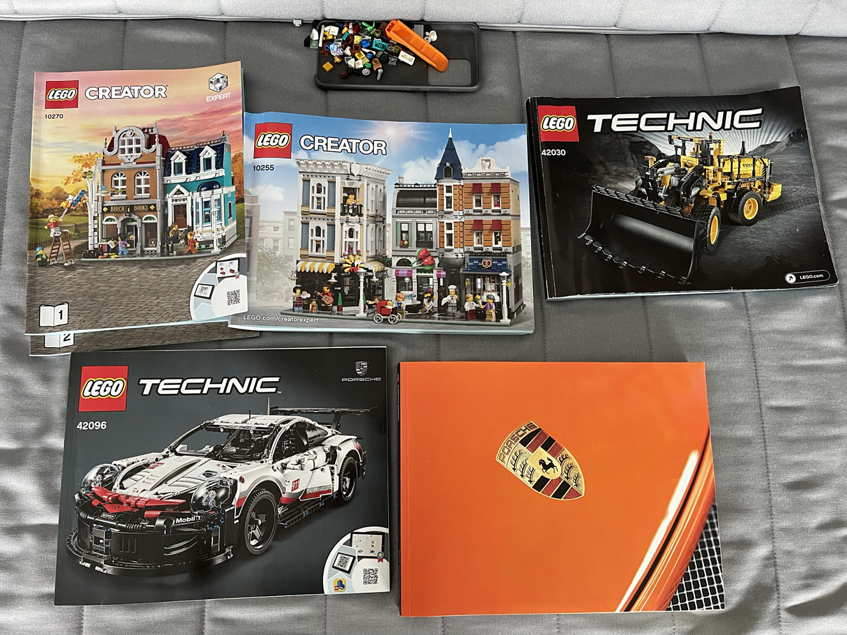 但这东西制作这么精美,还真不舍得扔,眼前这几本先留着吧暂时. #乐高