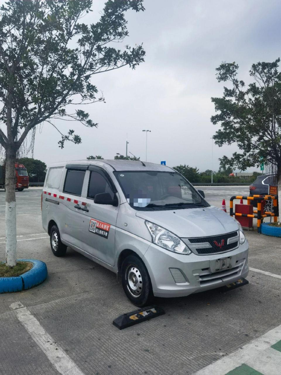 2017年12月上牌,五菱荣光v封窗面包车,带空调和方向助力,底盘相当稳