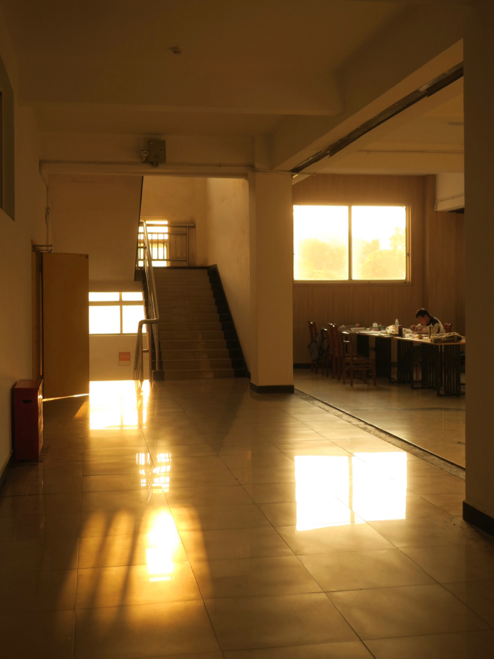 黄昏的图书馆 明晃晃而又温暖的阳光