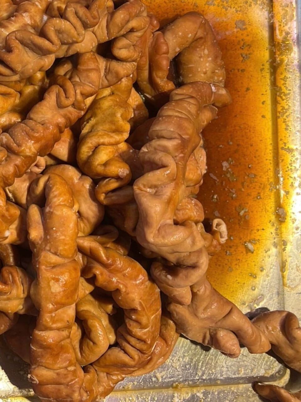 卤味店里,为啥卤猪大肠价格很贵,看看原因 有好些人问过我问题,卤味店