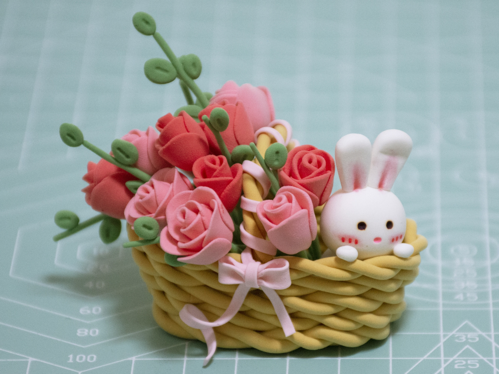 超轻粘土|兔子花篮 兔子花篮 先给篮子绑个蝴蝶结,再把花和兔子放进去