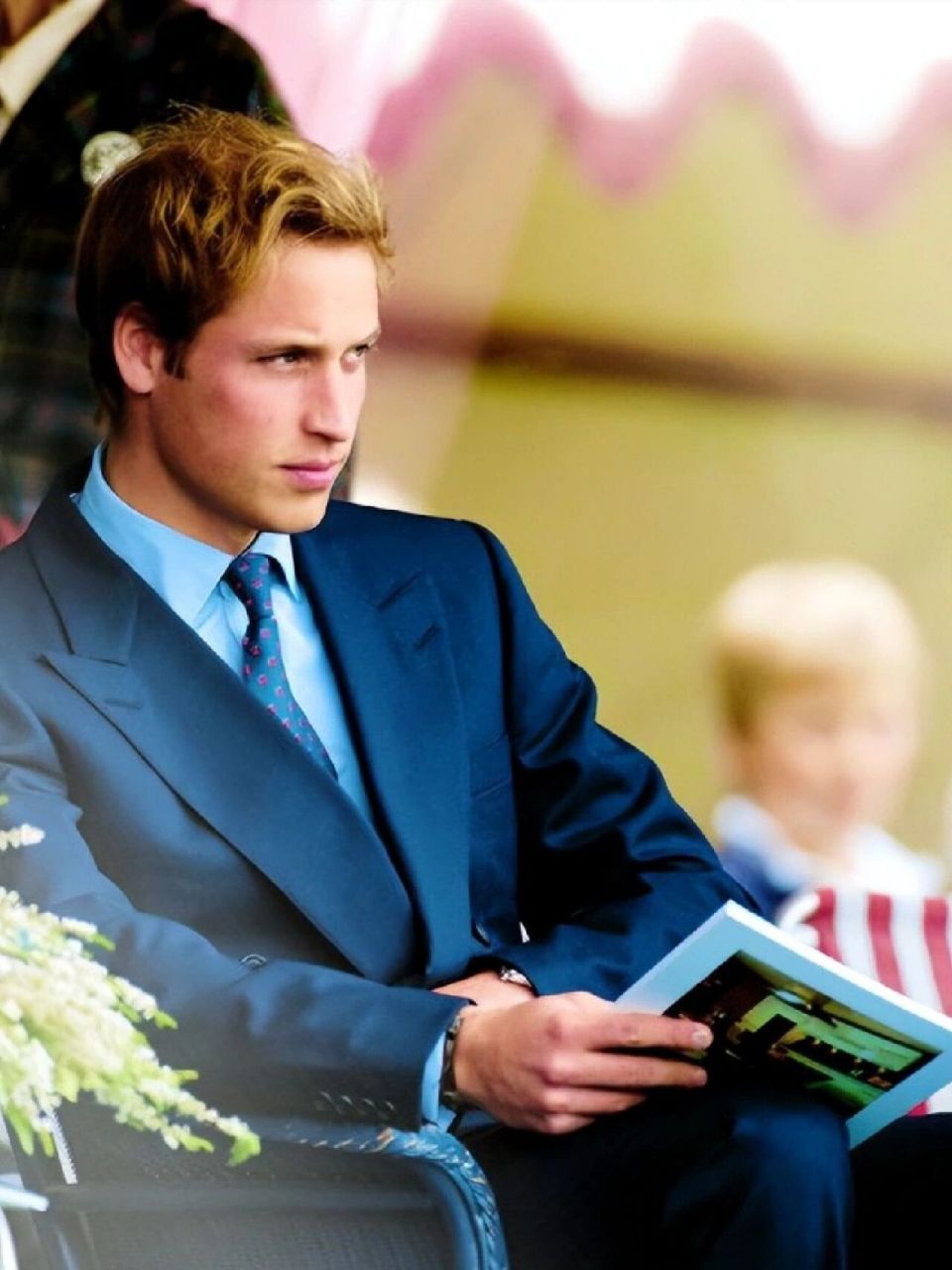 很帅 年少时候的威廉王子头发非常的茂密,一点都没有秃顶的趋势,五官