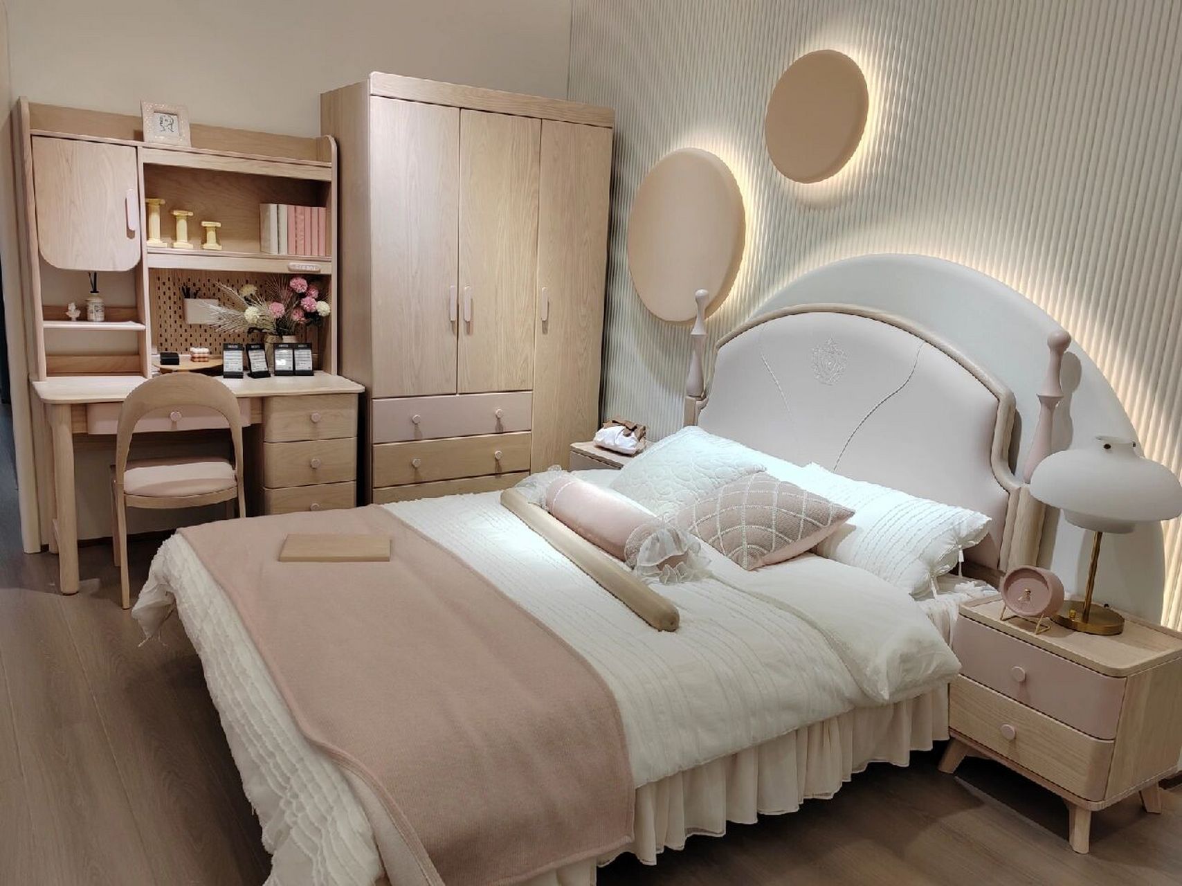 贵人缘十大品牌轻奢儿童家具床衣柜书桌