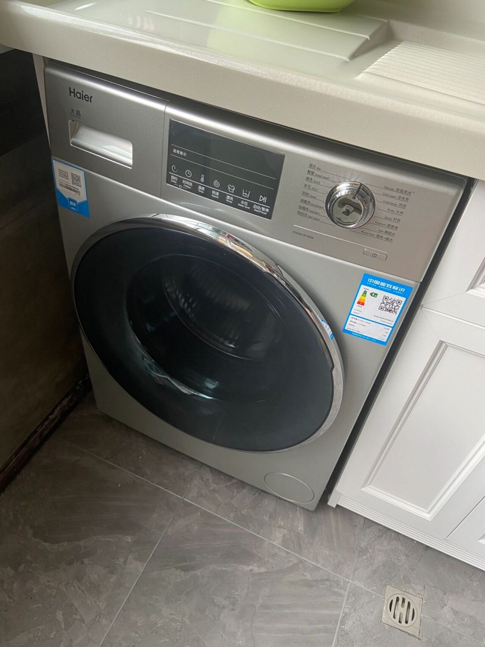 海尔水晶系滚筒洗衣机 师傅说这款机子只要碰水屏幕就这样,心塞!
