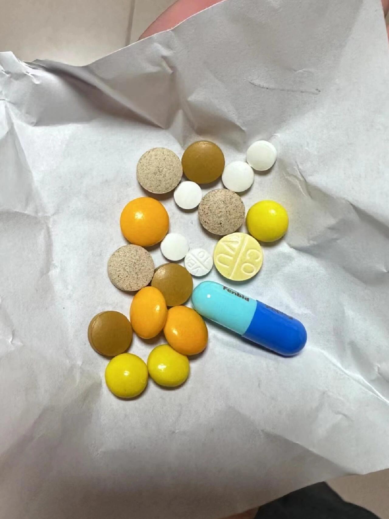 朋友前段时间喉咙发炎,图方便就去家附近的诊所看,医生给他开了三天