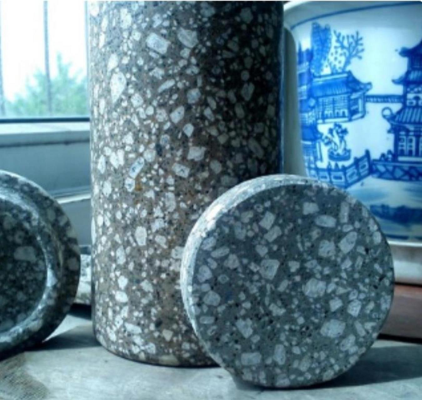 辨别真假饭麦石 1,自来水一般都有漂白粉,把麦饭石放入自来水中几个