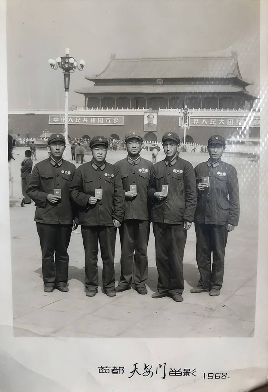 1968年的北京天安门,他们手中拿着的是什么?