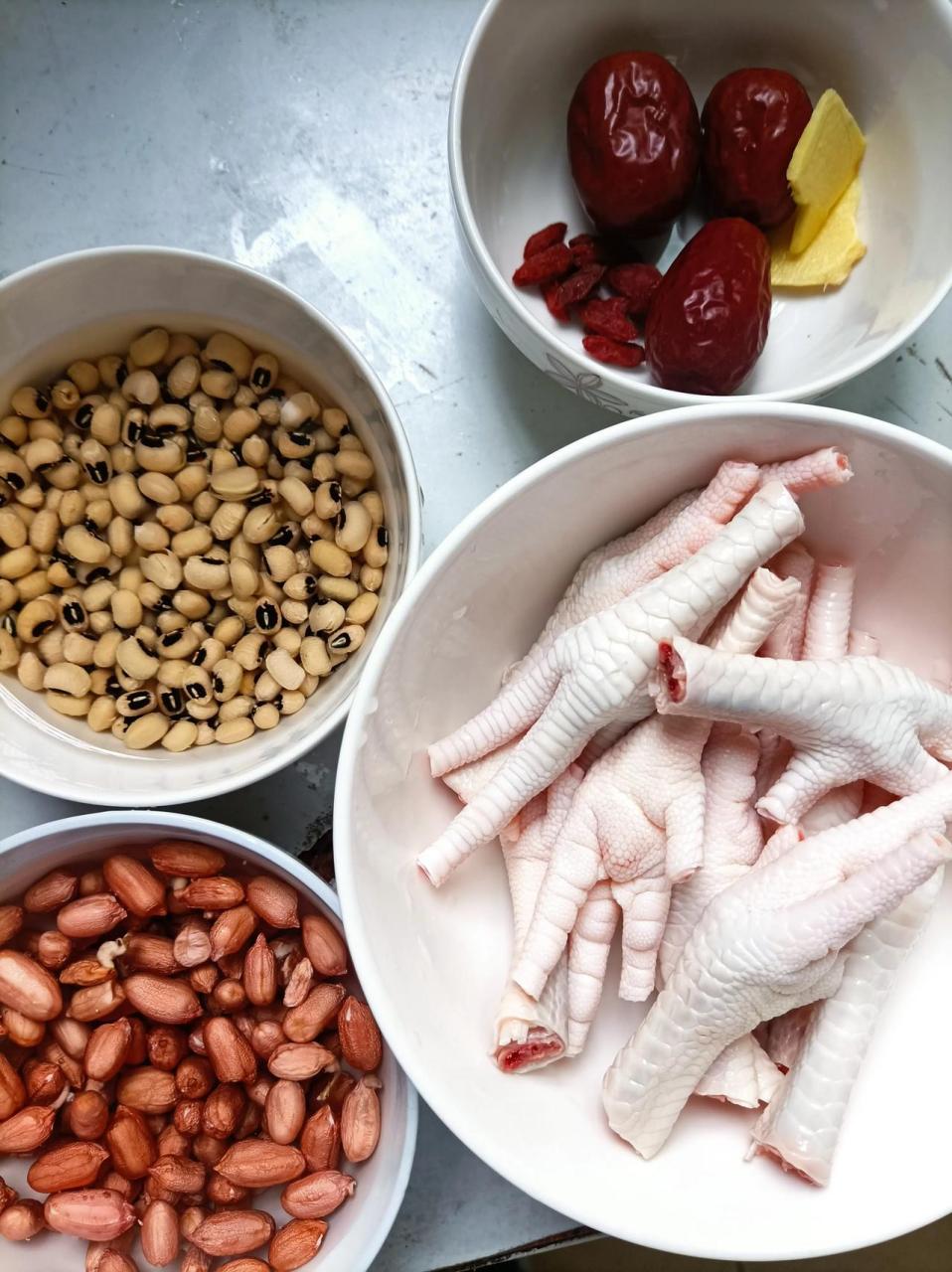 今天给大家分享一道广东靓汤:眉豆花生鸡脚汤  这道汤可以健脾祛湿