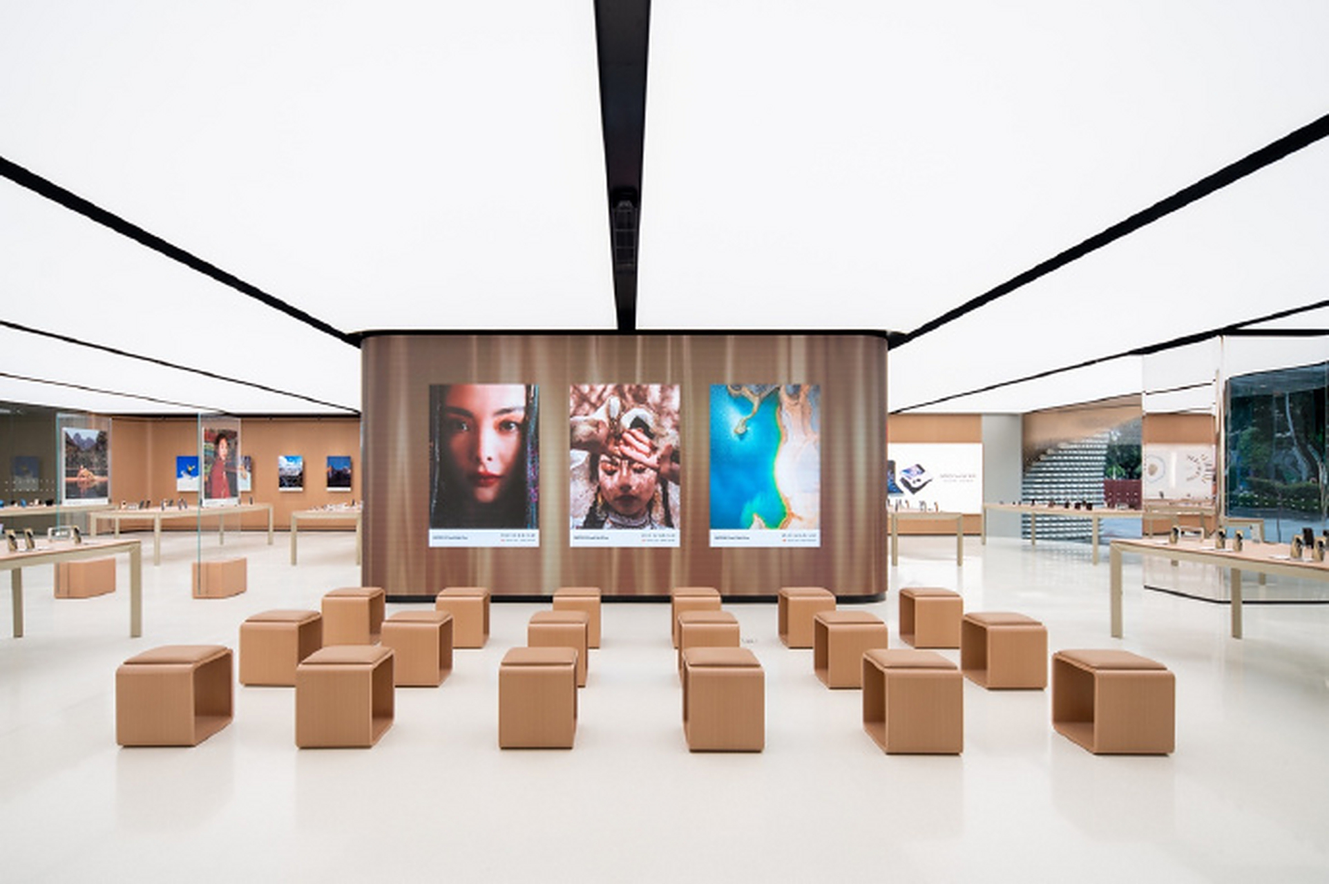 其实这里一直都是oppo的超级旗舰店,不过今年4月中旬开始进行装修升级