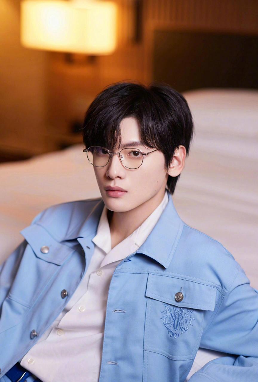 谁能拒绝戴金丝眼镜的翟潇闻 实在太有魅力了!