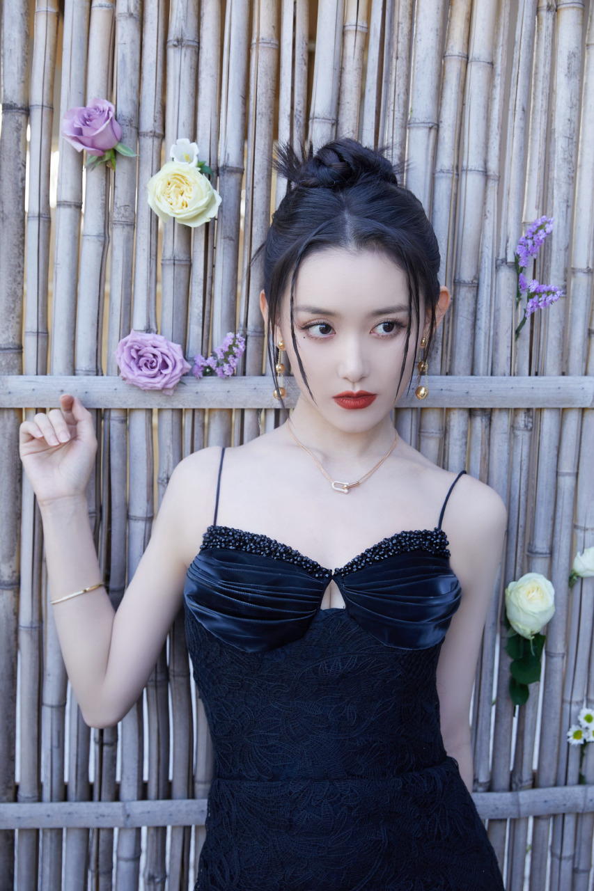 蒋依依,黑色吊带裙,明媚的小姐姐