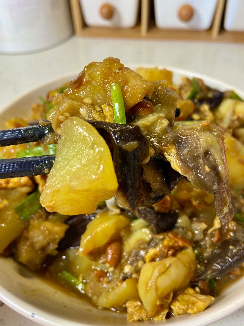 这真是我从小吃到大的一道菜,土豆拌茄子,简单好吃又下饭!