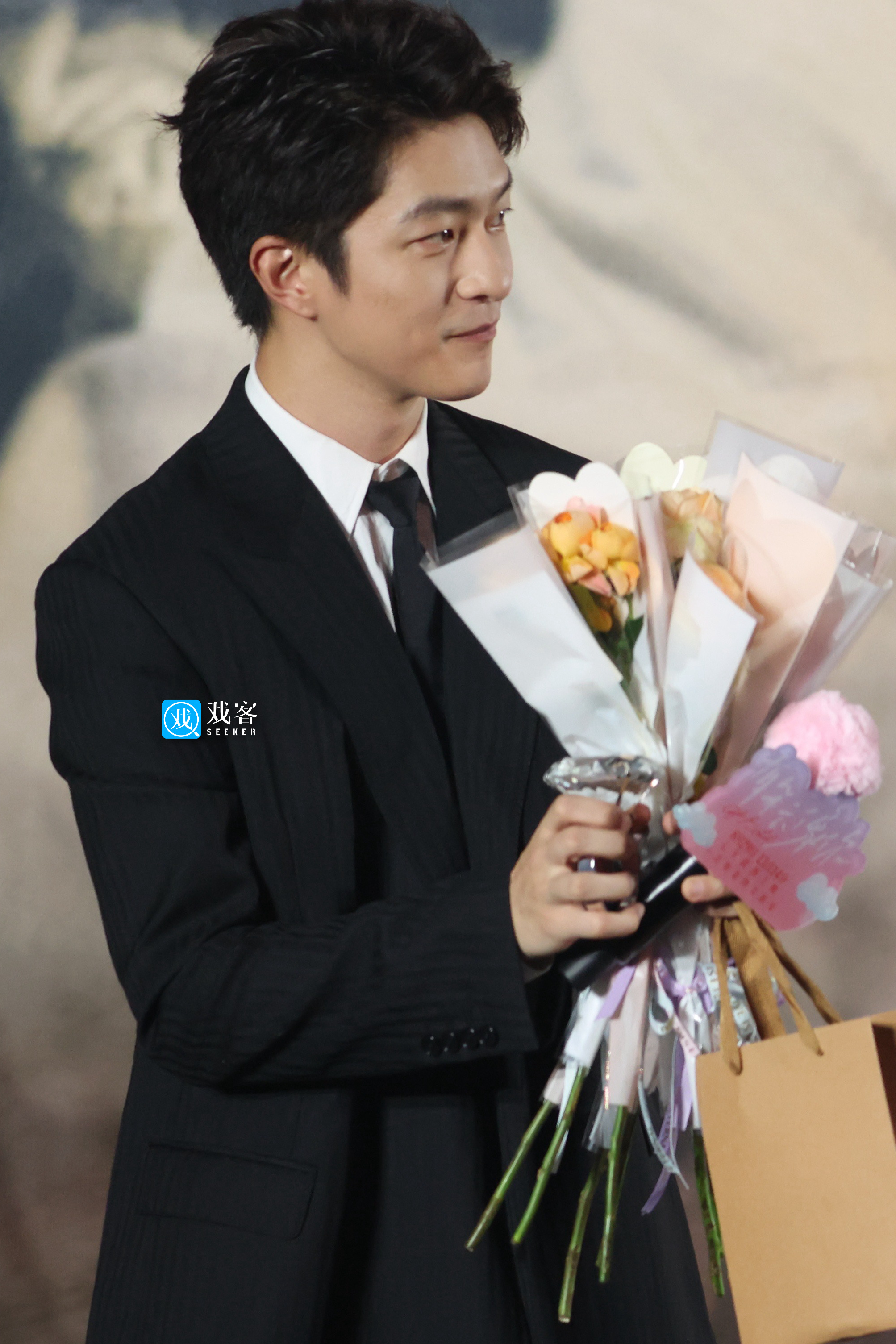 屈楚萧#电影有朵云像你# 首映礼生图秦天哥哥就这么穿西装打领带捧着