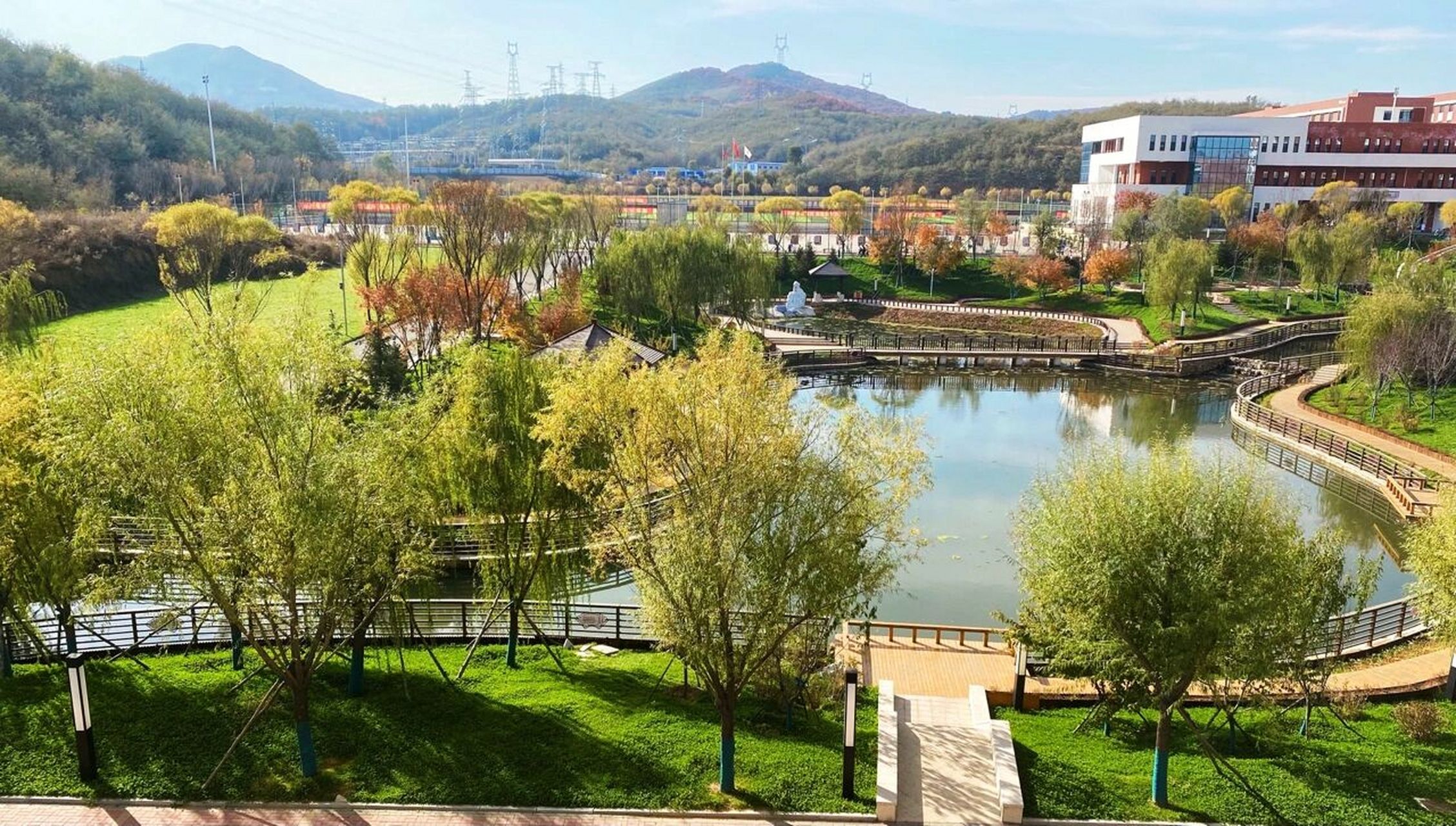 辽宁中医药大学   在 的第一学期 本溪校区风景还是很好的啦 是真的挺