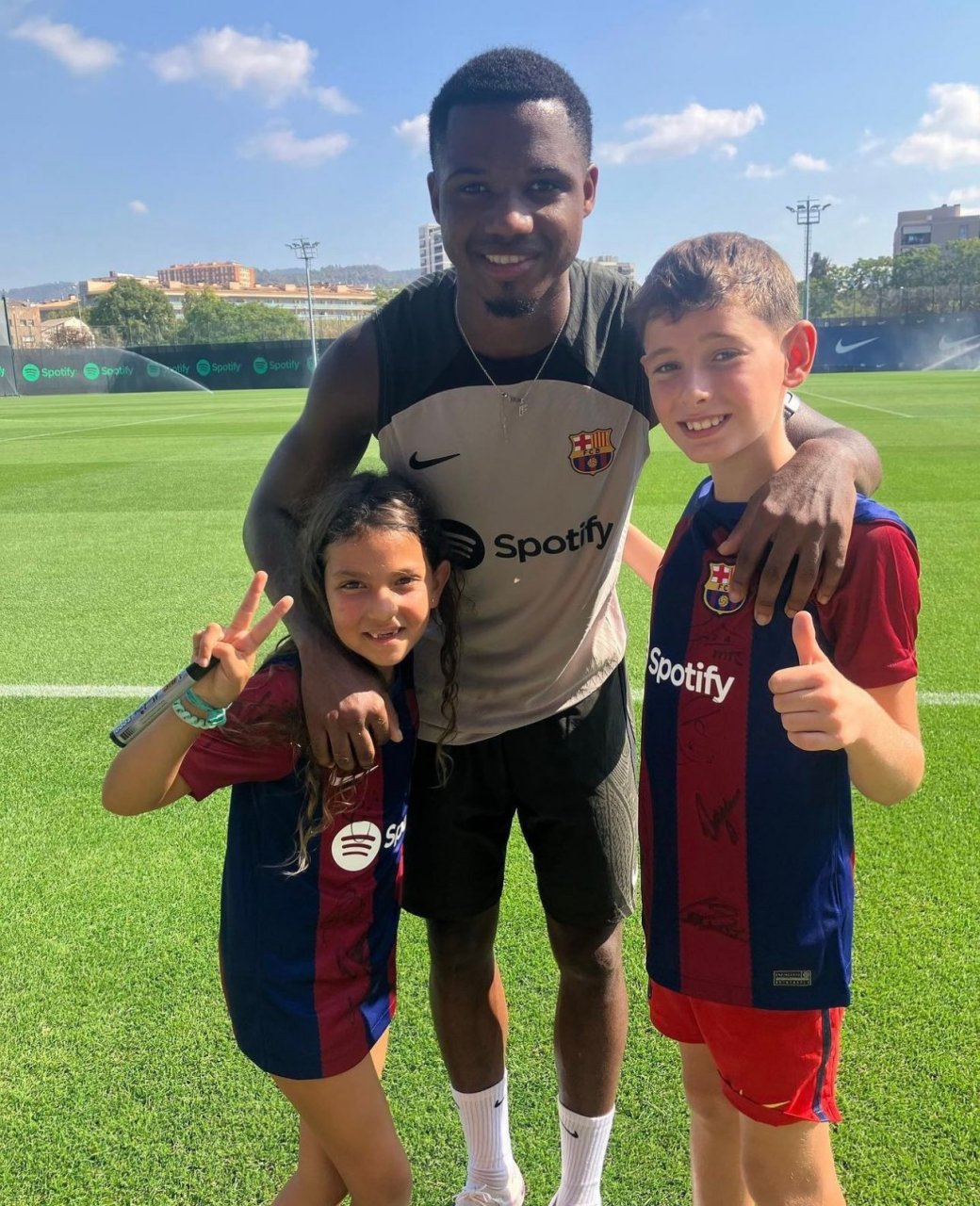 前巴萨球员昆卡回到甘伯城看望球队781597#巴萨##至死不渝红蓝