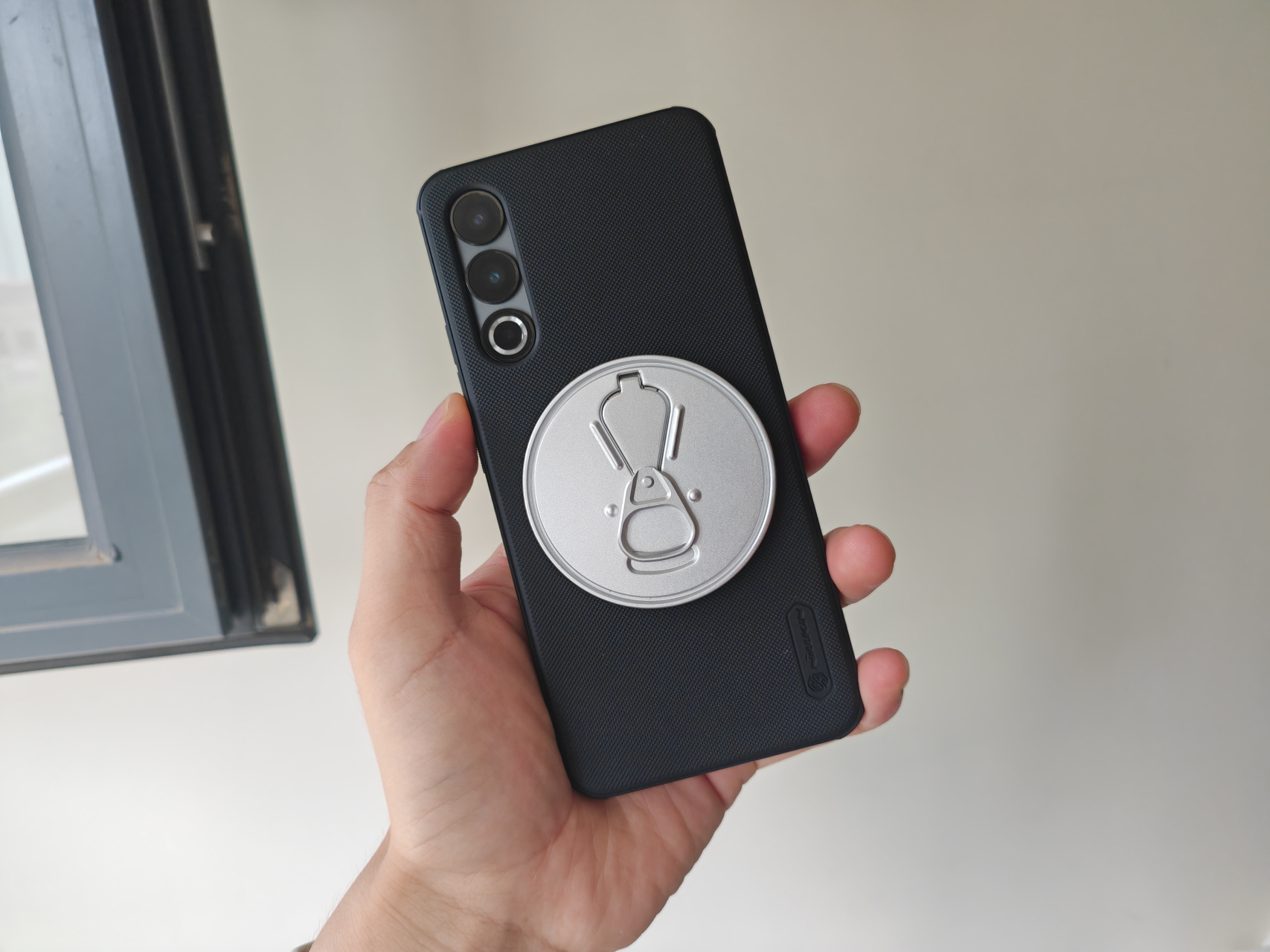 newcloth的可乐易拉罐磁吸手机支架蛮有意思,可以多角度支撑手机放置