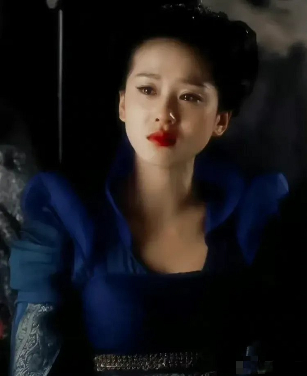 看过解析说千年前的浅蓝色的是母后给龙阳的媳妇儿做的,龙葵喜欢,龙阳