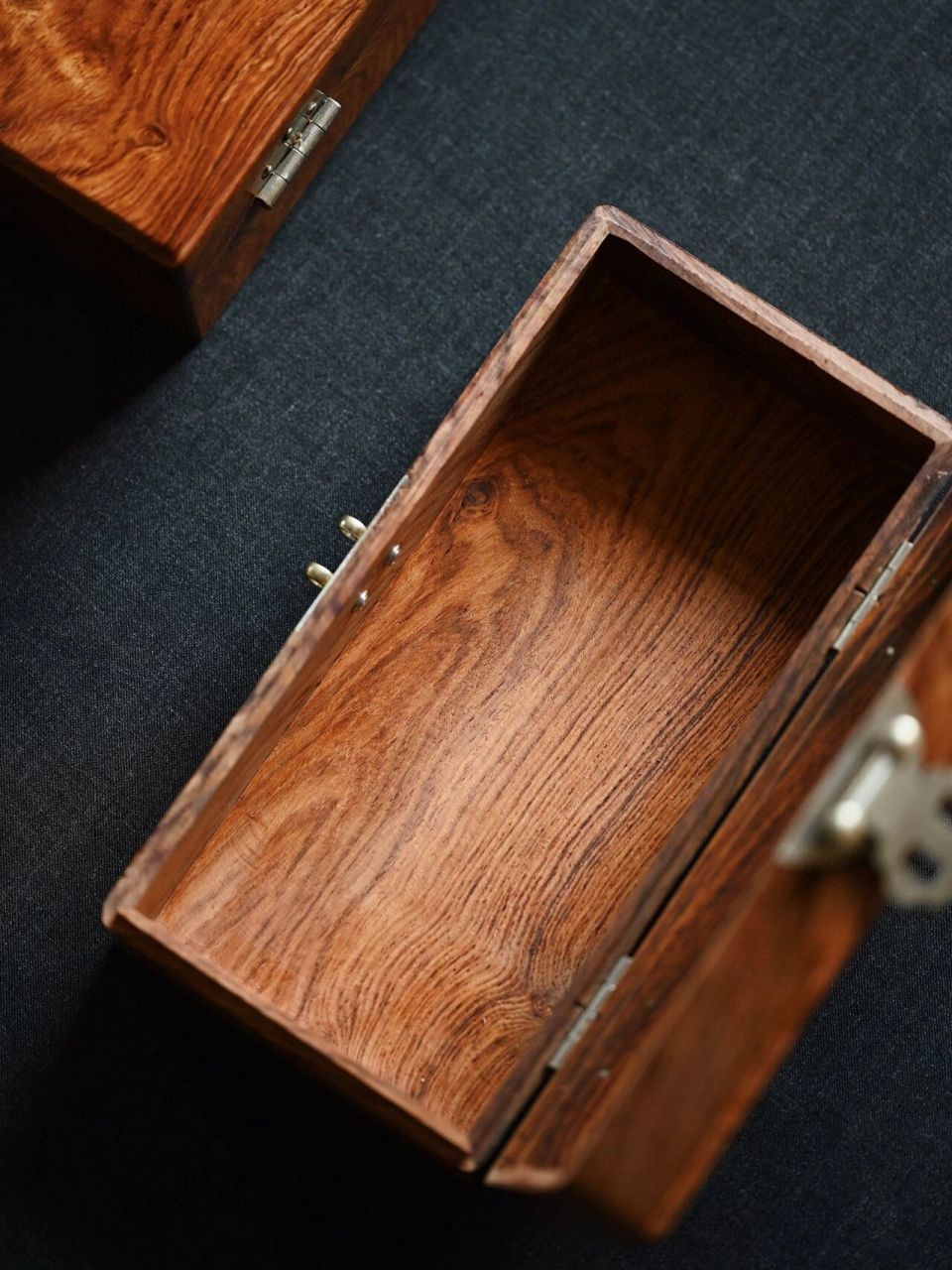 黄花梨"水光潋滟"首饰盒 榫卯结构,周身素雅无雕,纹理似潋滟波光,尽显