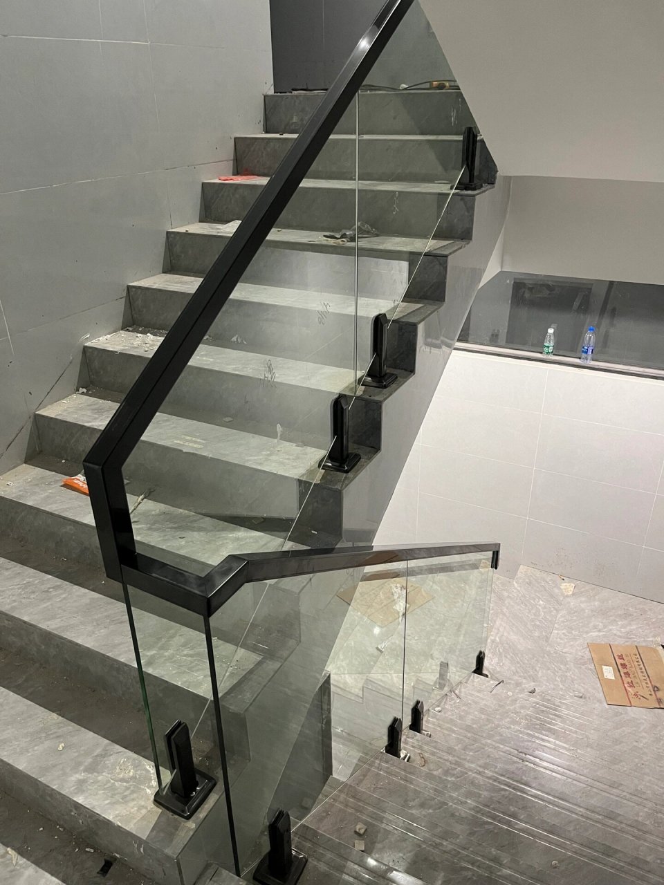 玻璃楼梯扶手77玻璃护栏 泳池夹玻璃楼梯扶手 采用不锈钢拉丝无指纹