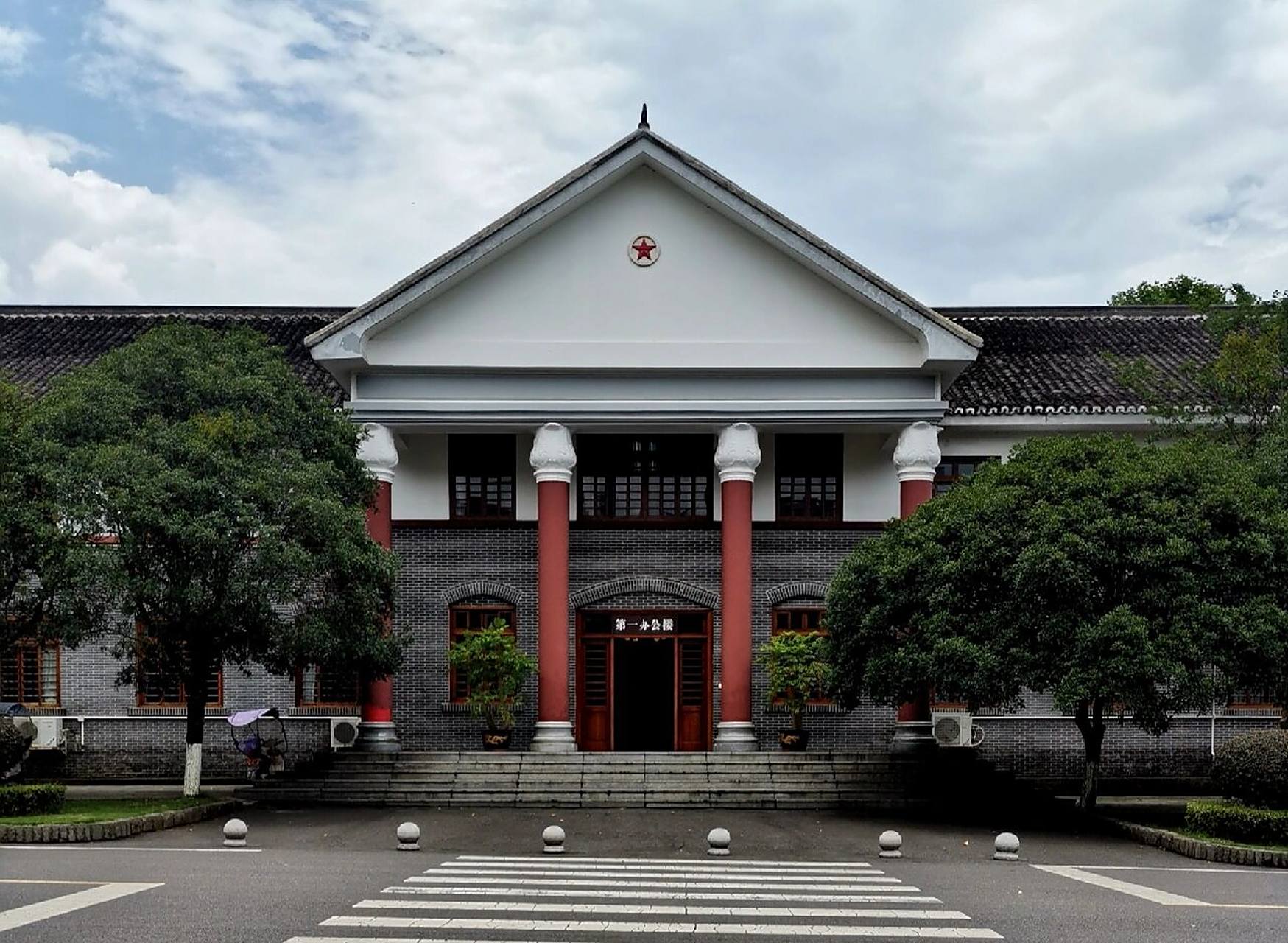 手机随拍--雅安61四川农业大学雅安校区         p1第一办公楼(康楼