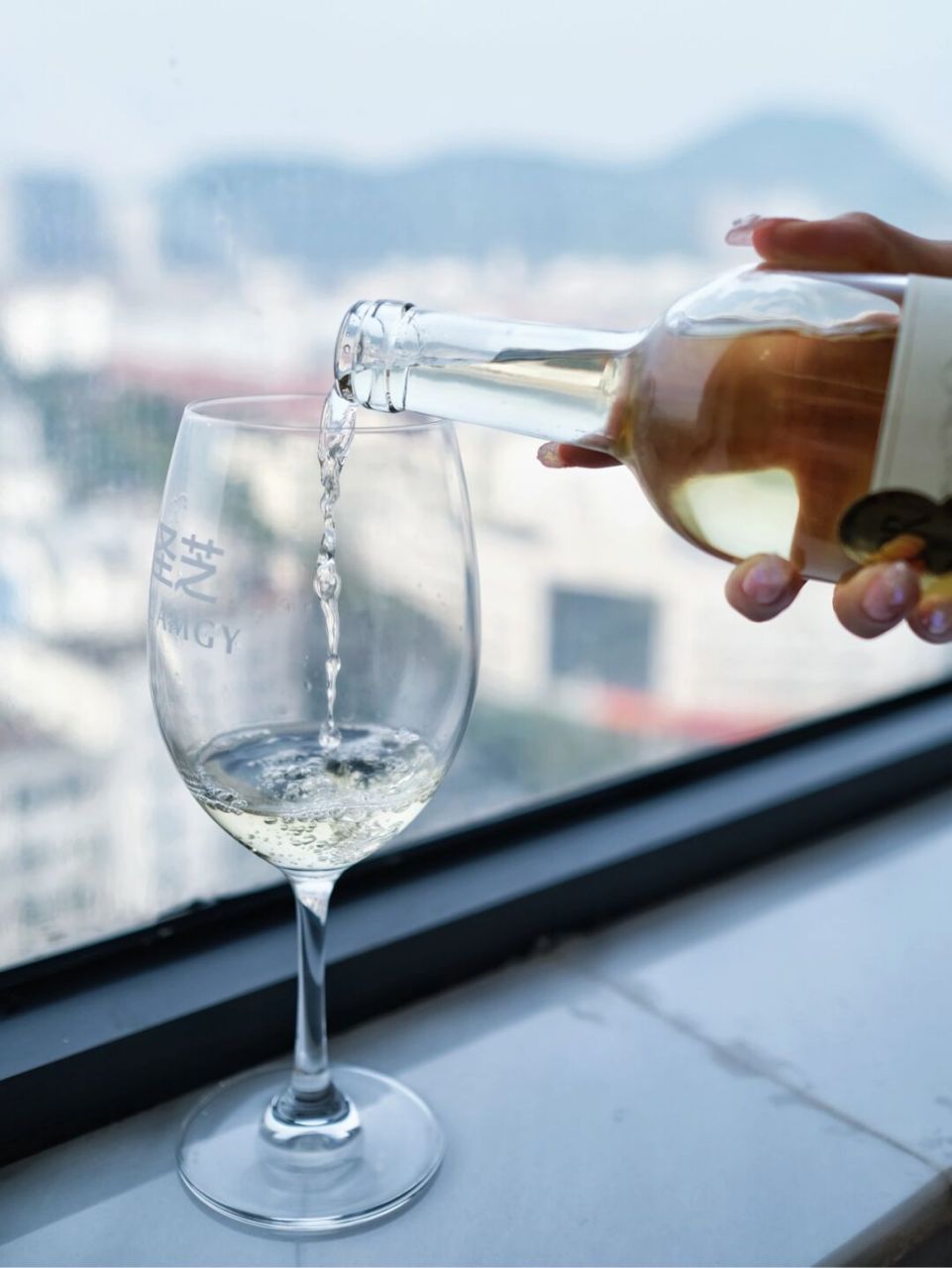 周末时光一个人宅在家里怪无聊的,来一杯白葡萄酒00微醺一下呀～ 这