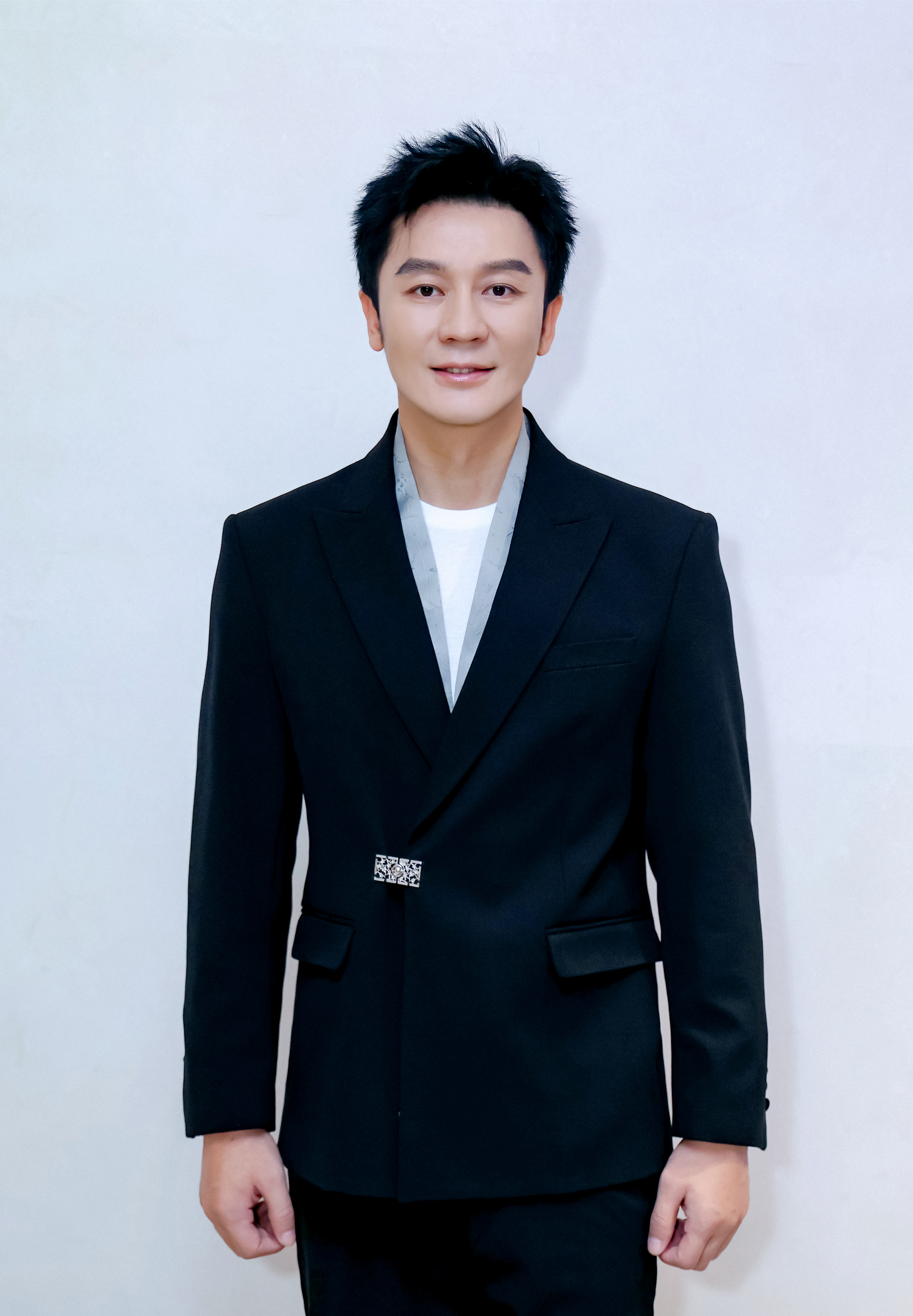 李晨超话 李晨 出席#2025暑期档电影片单发布会# 仲夏时节,万物并秀为