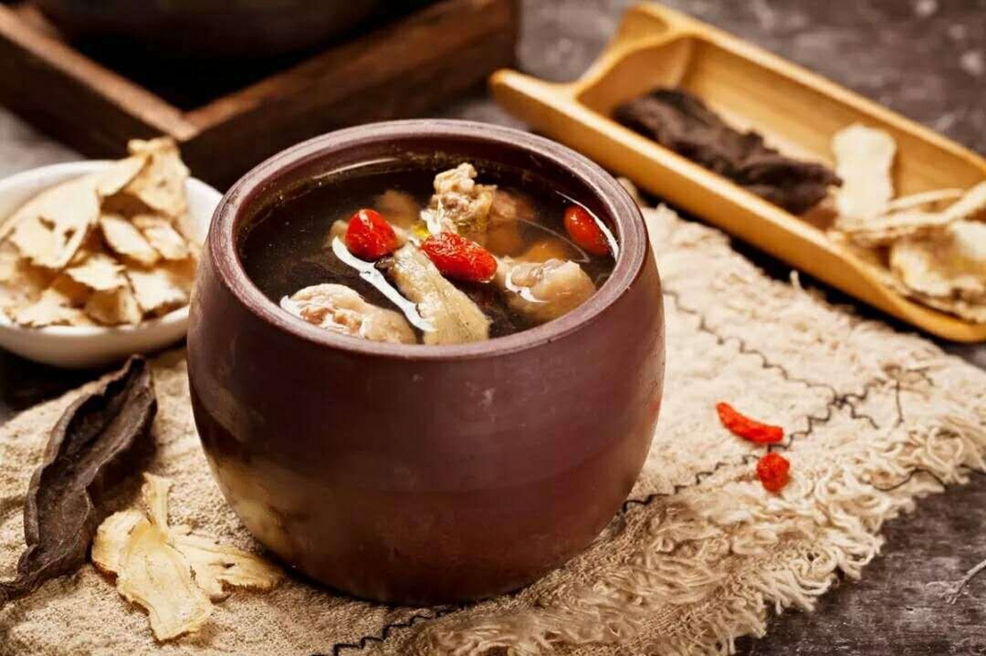 沙县炖罐做法 花旗参乌鸡汤 【原料】:乌鸡一只(500g左右),花旗参少许