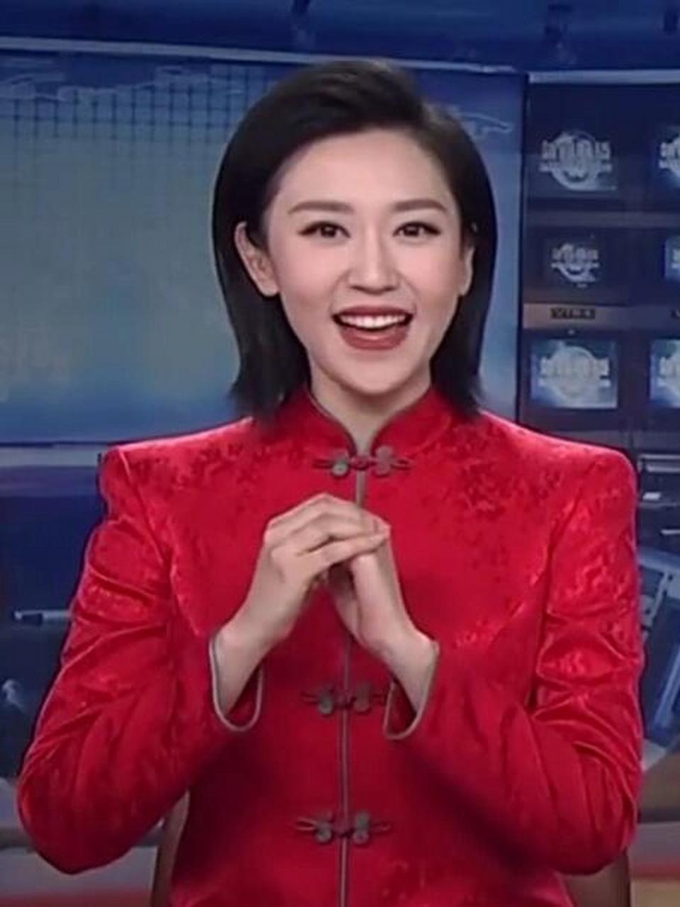 春节拜年手势  左掌为文,右拳为武 故而古人以左手掌抱右拳行拱手礼.