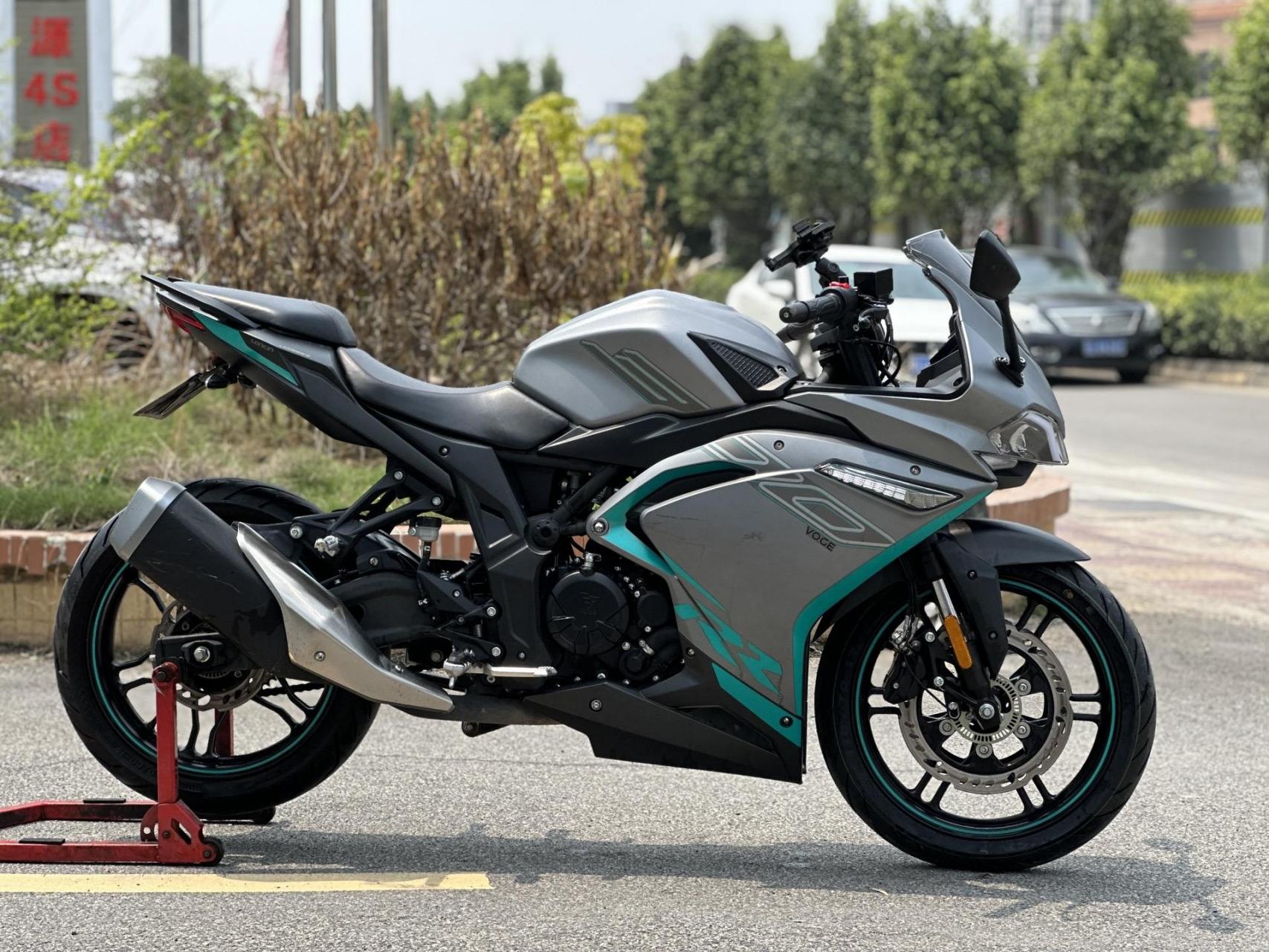 21年11月无极300rr,一手户实行6600公里,搭载单杠水300cc发动机,配备