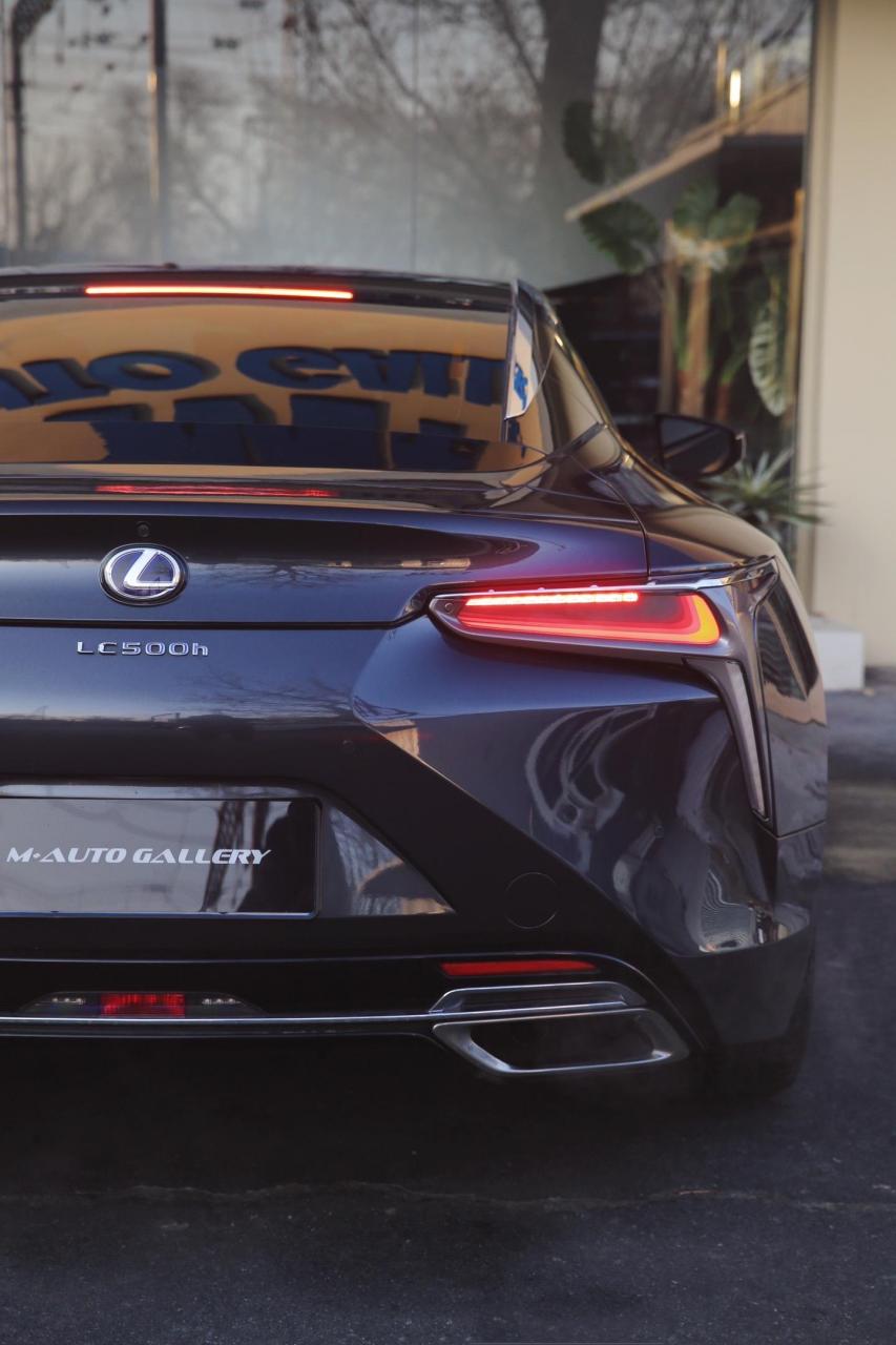 2019年 雷克萨斯 lc500h 运动版  碳纤维车顶 alcantara内饰  帅到
