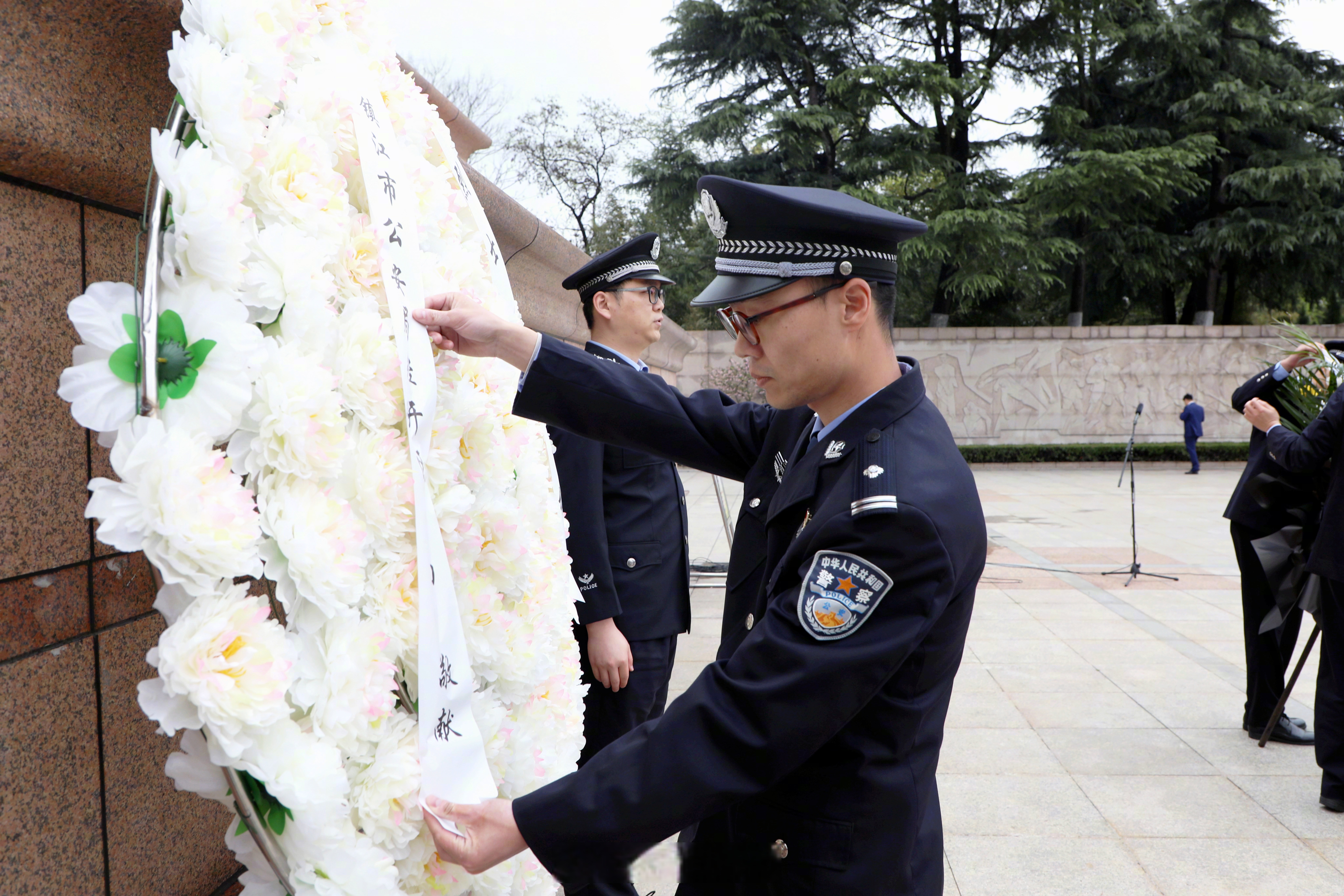 4月3日,镇江经开区公安分局组织民辅警赴镇江烈士陵园开展清明祭扫