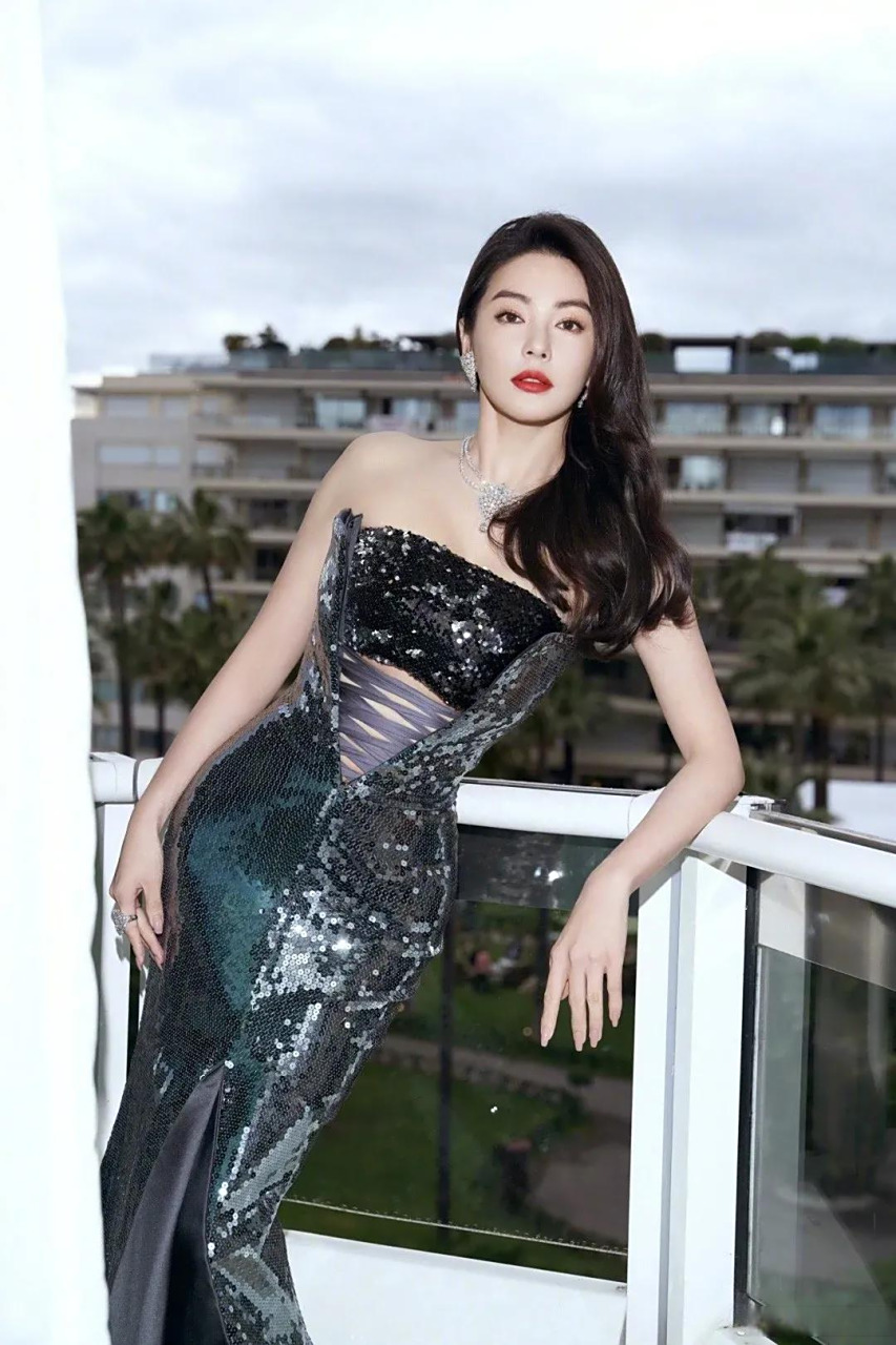 美人鱼张雨绮小姐姐,今天的装扮好漂亮,精致优雅,高级感满满,皮质光面
