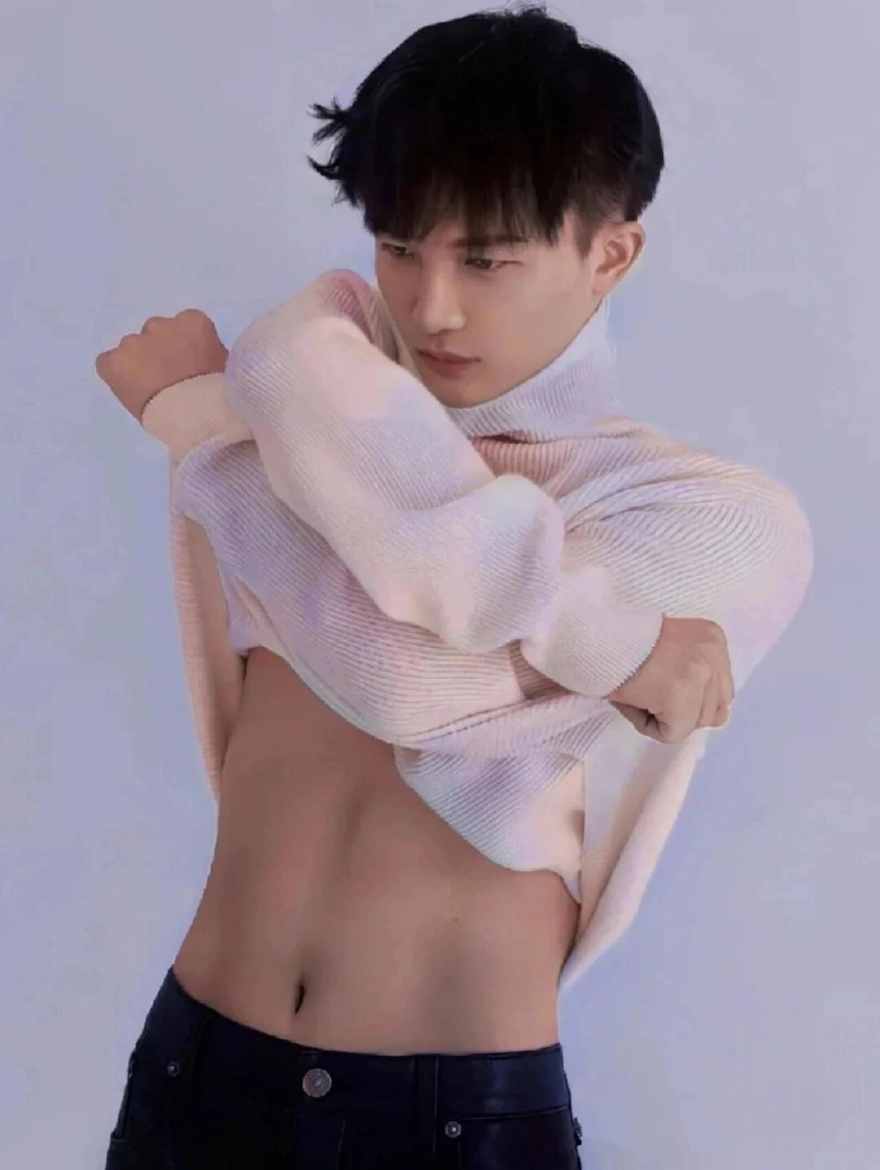 快来看周深露腹肌啦!