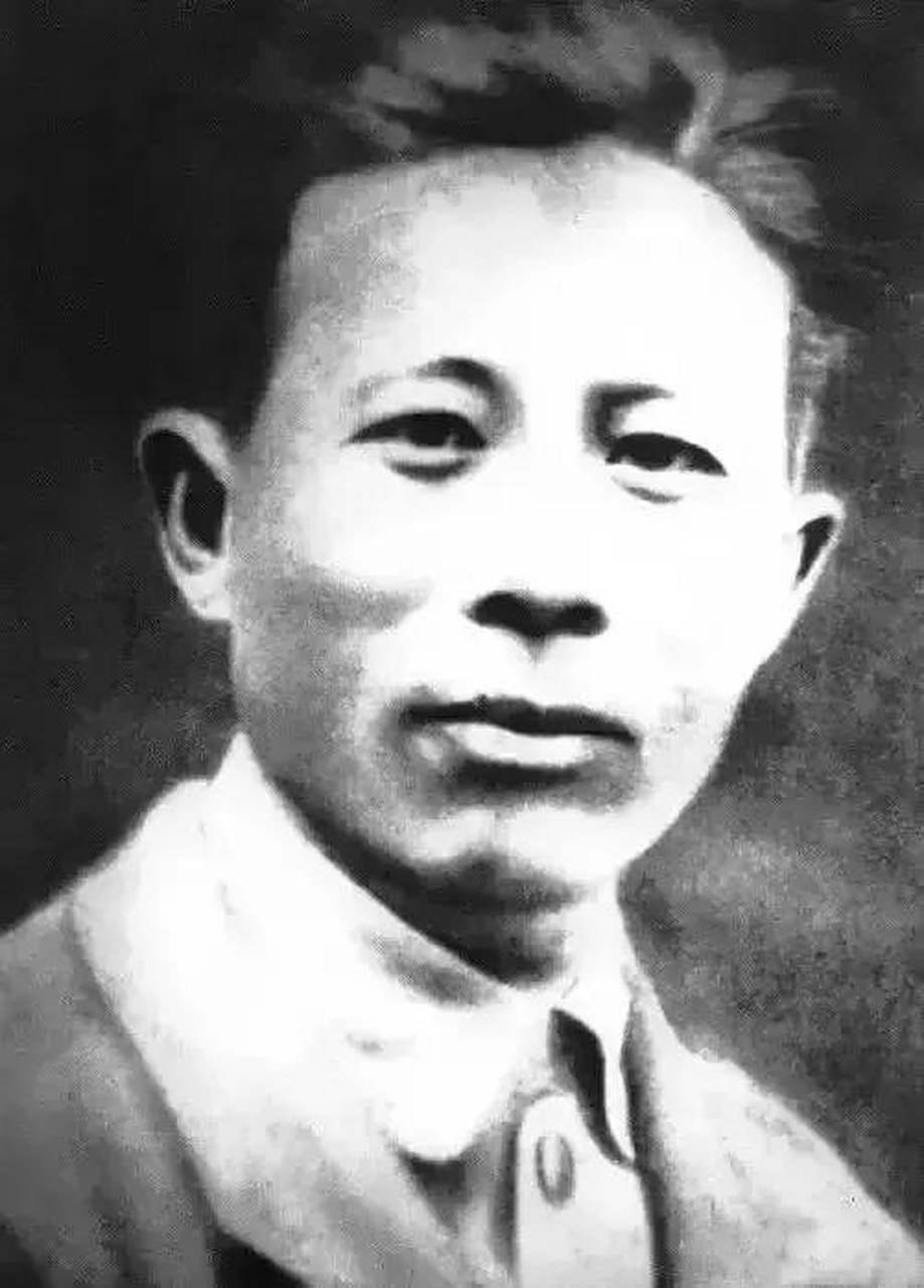 王龙,原名王隆恩,1908年12月28日生于扬中县三跃乡翁家塘.