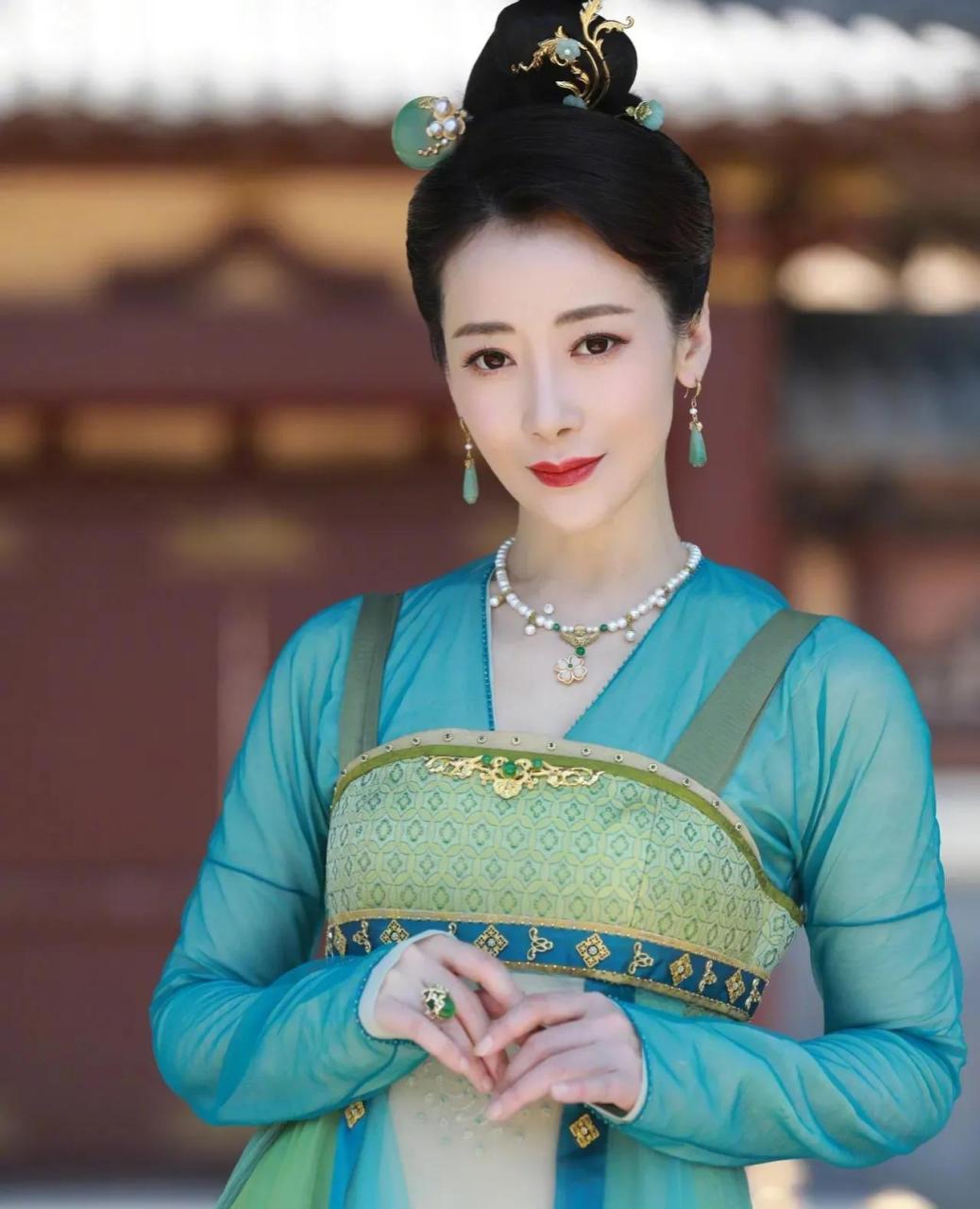 陈紫函在《玉骨遥》的服装造型怎么感觉比女主还精致啊,漂亮姐姐一枚.