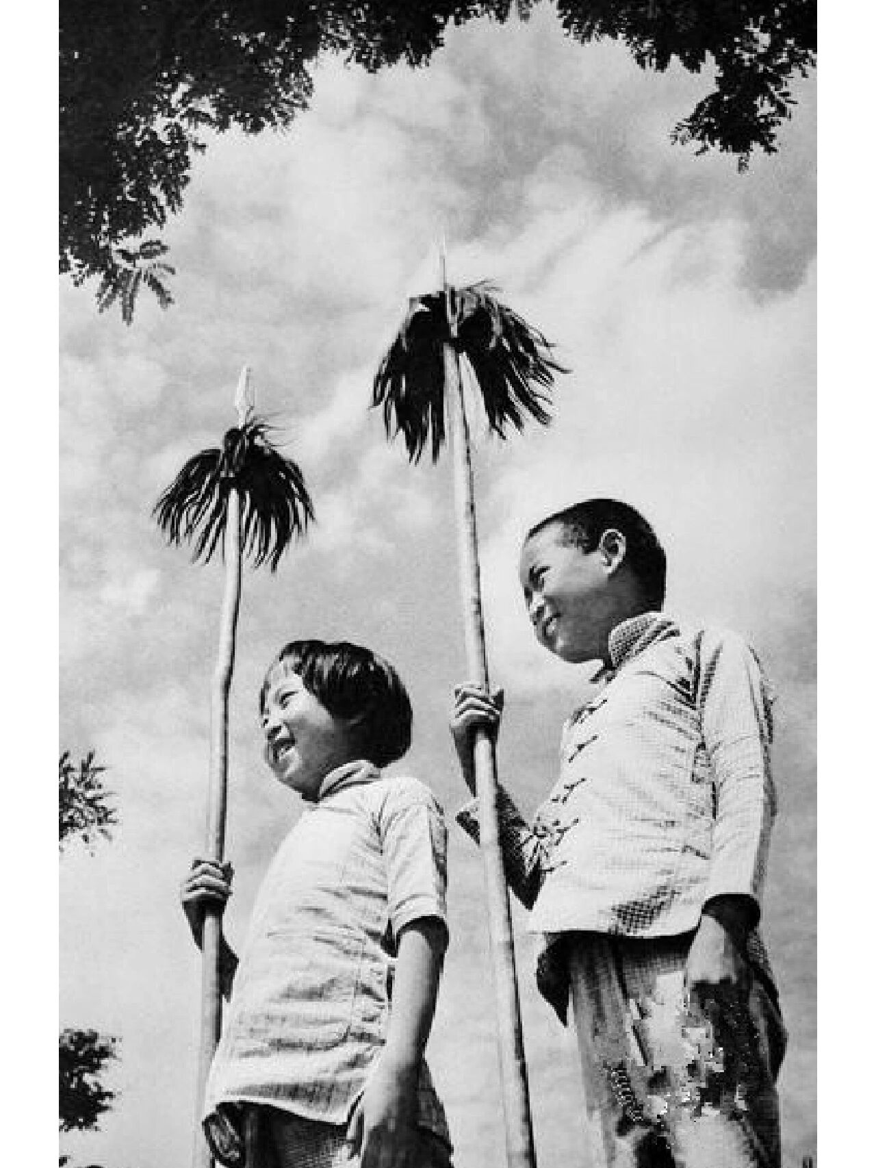 抗日根据地的儿童团小战士正拿着红缨枪站岗放哨,这张照片让我想起