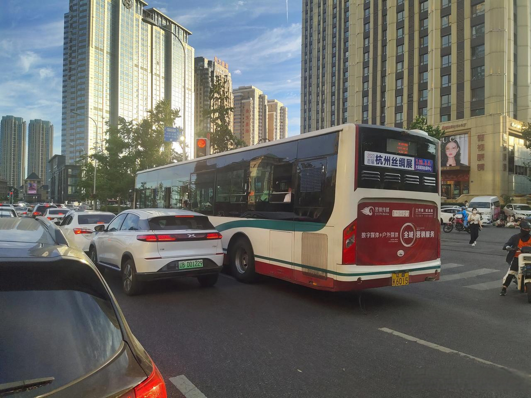 今天,本人依然坐18路倒406路回百合,我感觉虽然来大连旅游的游人依然