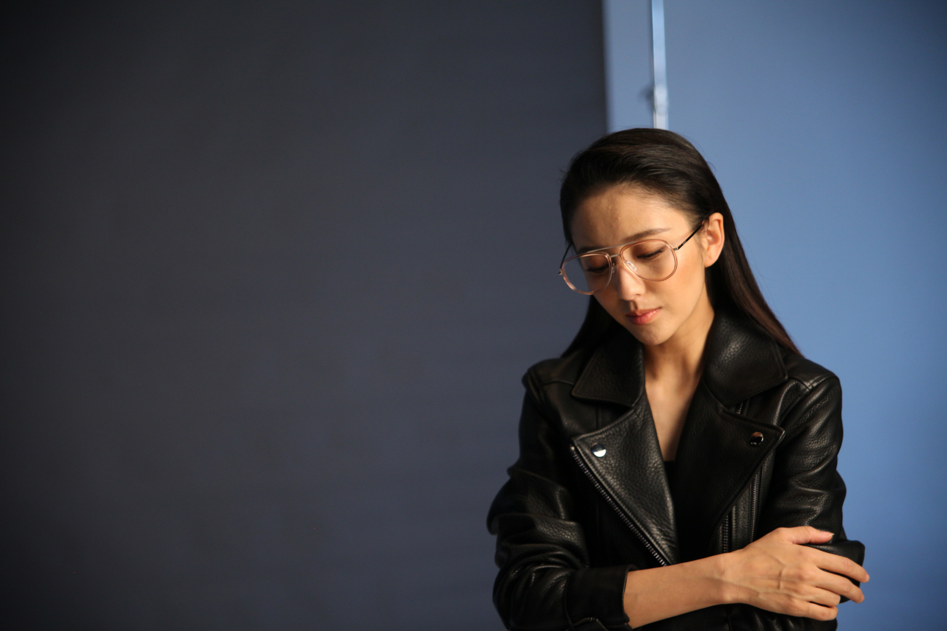 佟丽娅某眼镜品牌代言花絮照