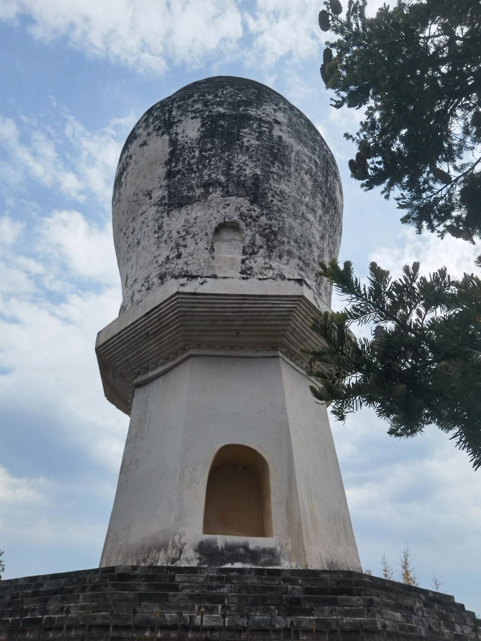 大姚白塔公园 大姚白塔位于云南省大姚县白塔公园中,始建于唐天宝五年