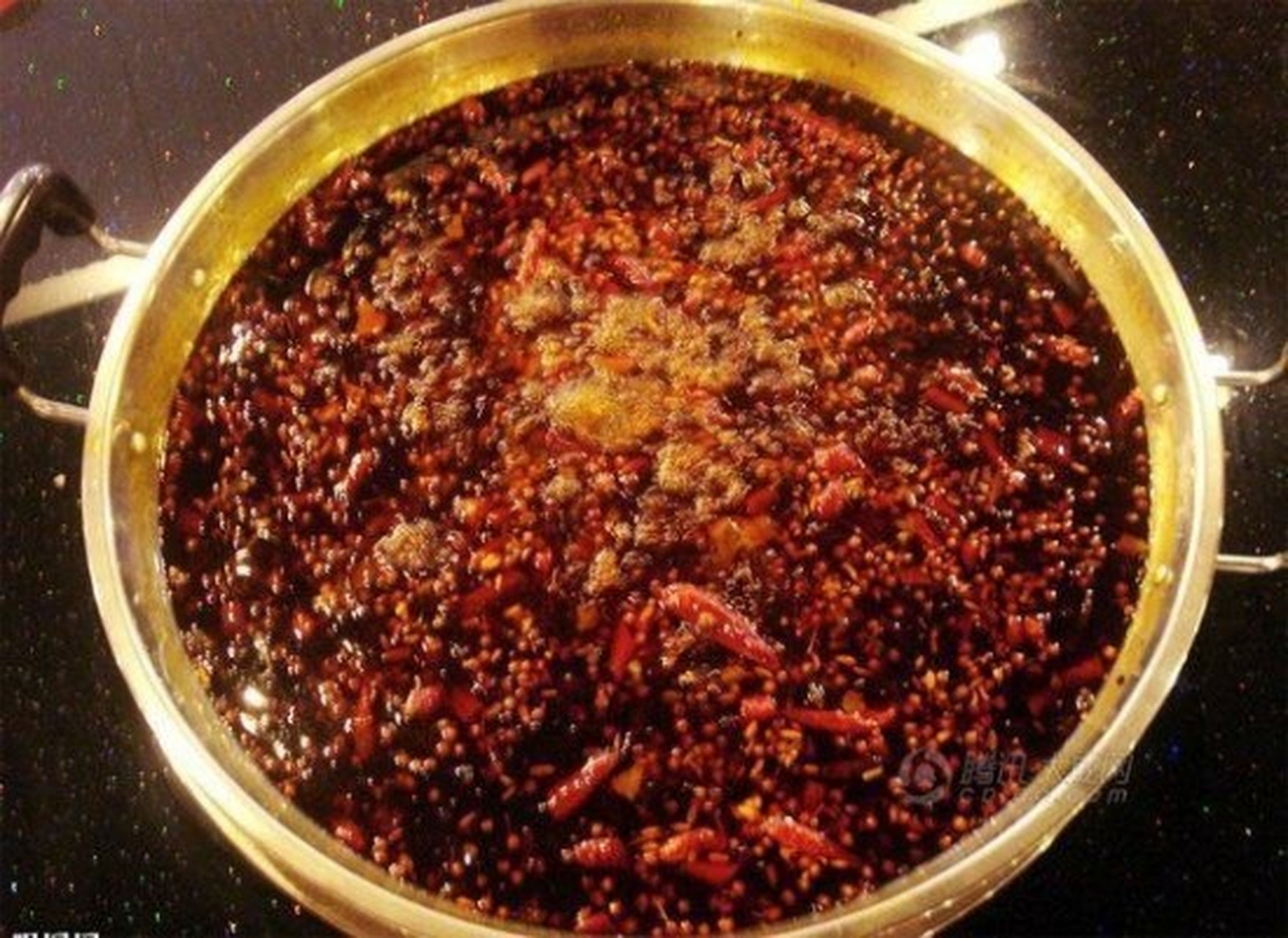 商业绝密配方 火锅油是用干辣椒,花椒,香料与其他原料精心调制而成.