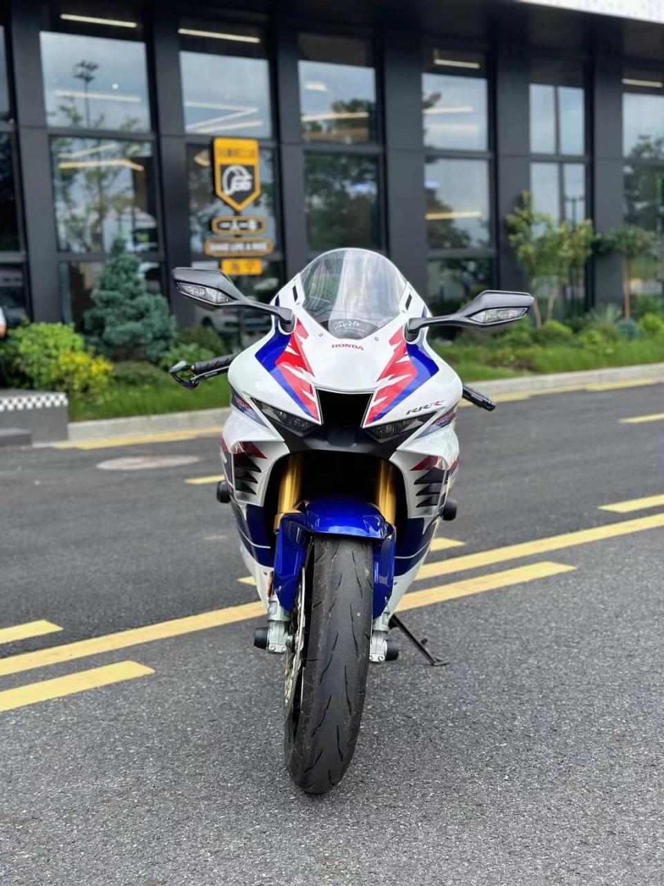 新到23年10月上牌本田火刃cbr1000rr-rsp  安全行驶700多公里的准新车