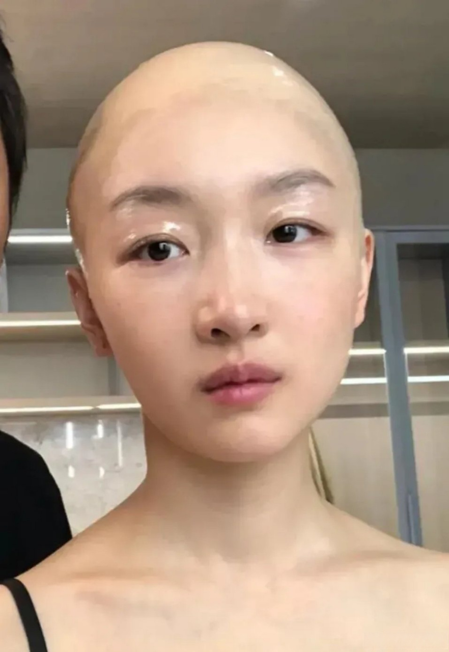 照片上是几个女明星的光头造型,真是让人眼花缭乱啊.