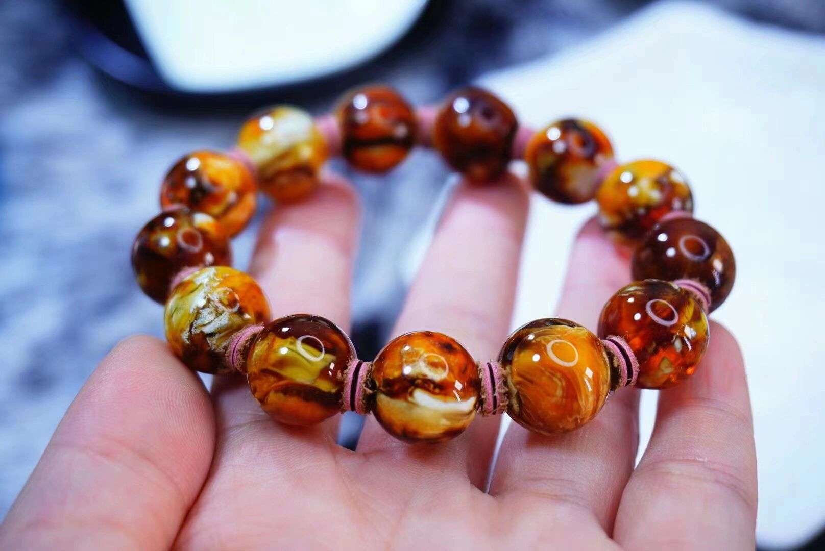 一条顶级蜜蜡应该有的样子 13 的红沁拉丝妖孽 纹路的走向 颜色的分布